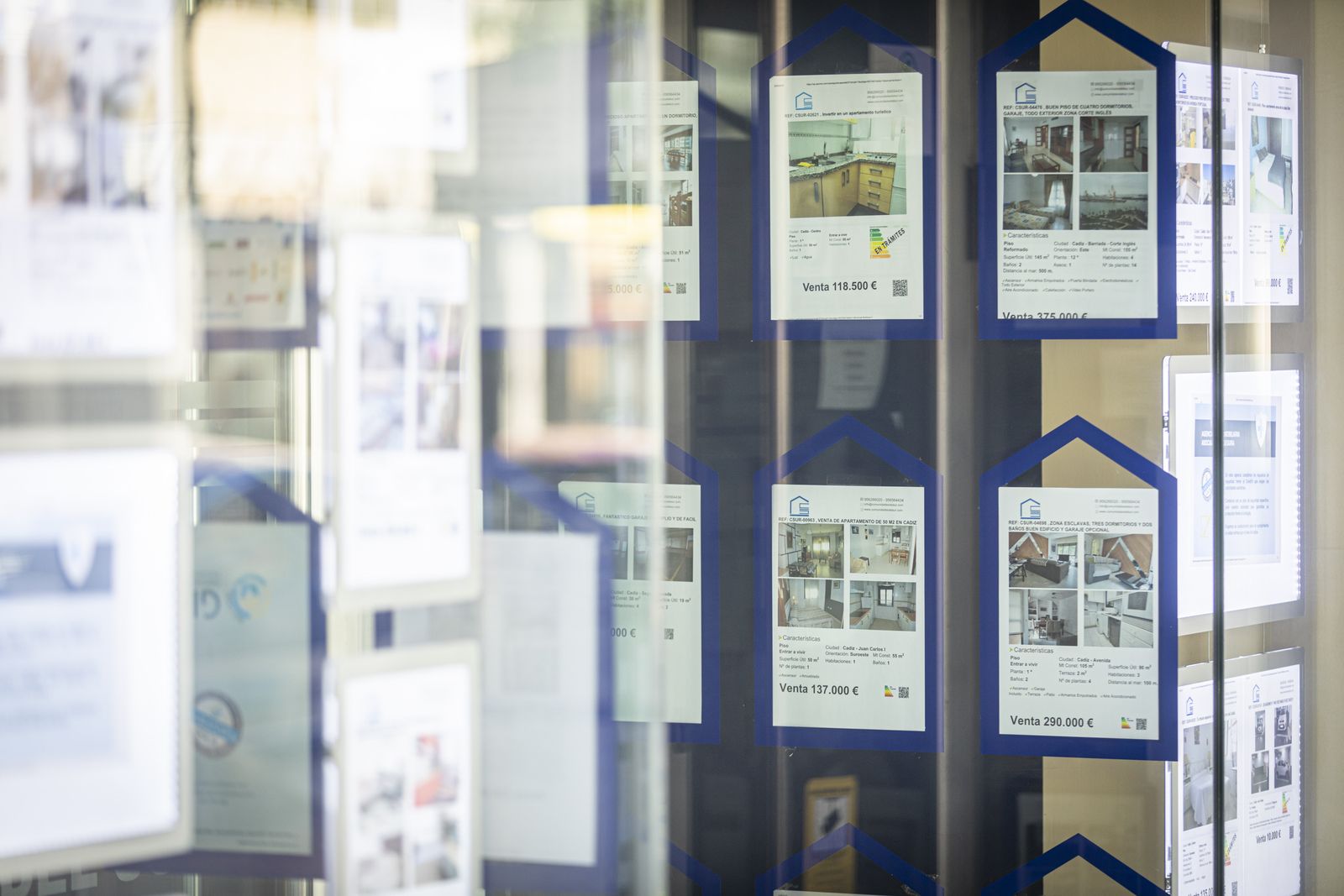 Pisos a la venta en una inmobiliaria de Cádiz.