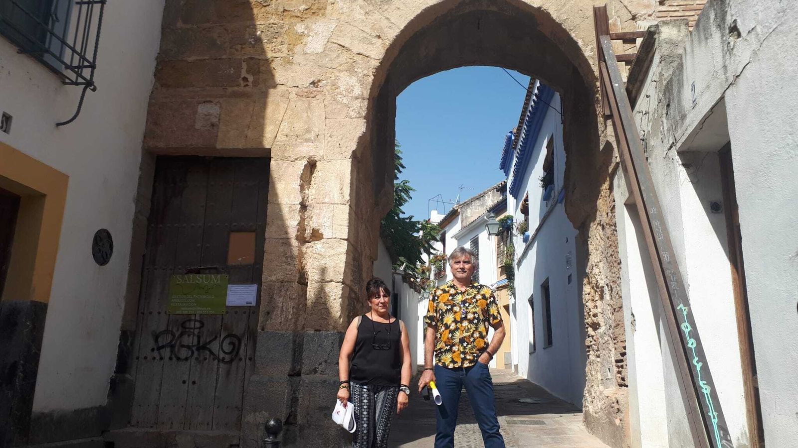Lourdes Martínez y Manuel Ortega, delante del arco del Portillo.
