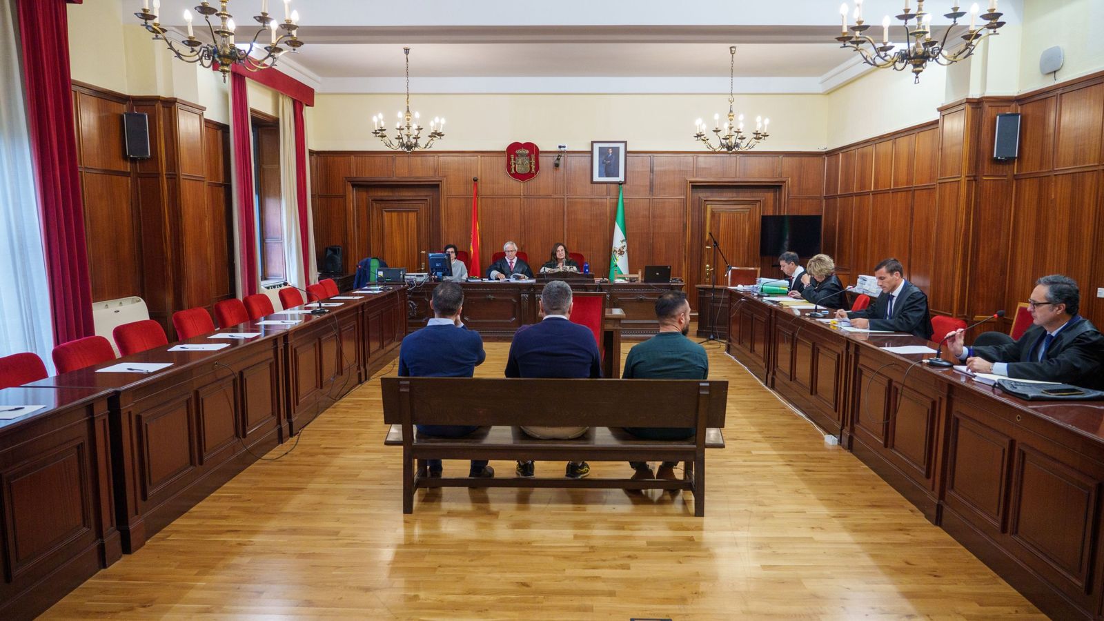 Si hubiese habido juicio íntegro, en el entarimado de la imagen deberían haber cabido unas 40 personas.