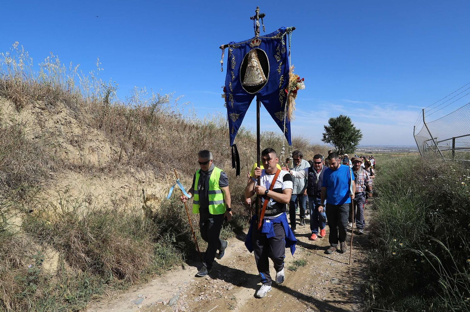 Imágenes de los presos de la cárcel de Huelva en su camino hacia El Rocío