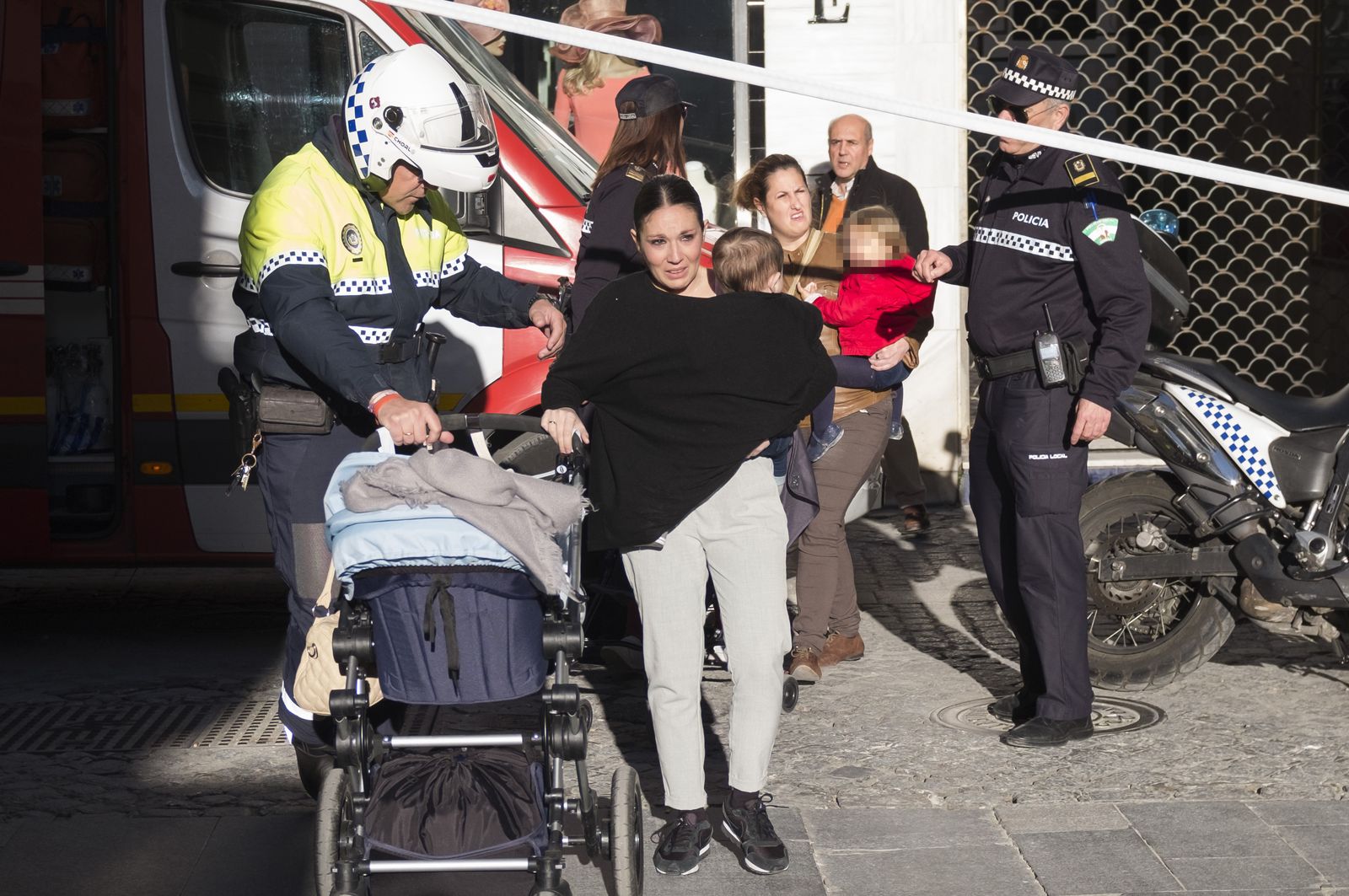 Imágenes del dispositivo de emergencias por las explosiones eléctricas en la calle Cuna