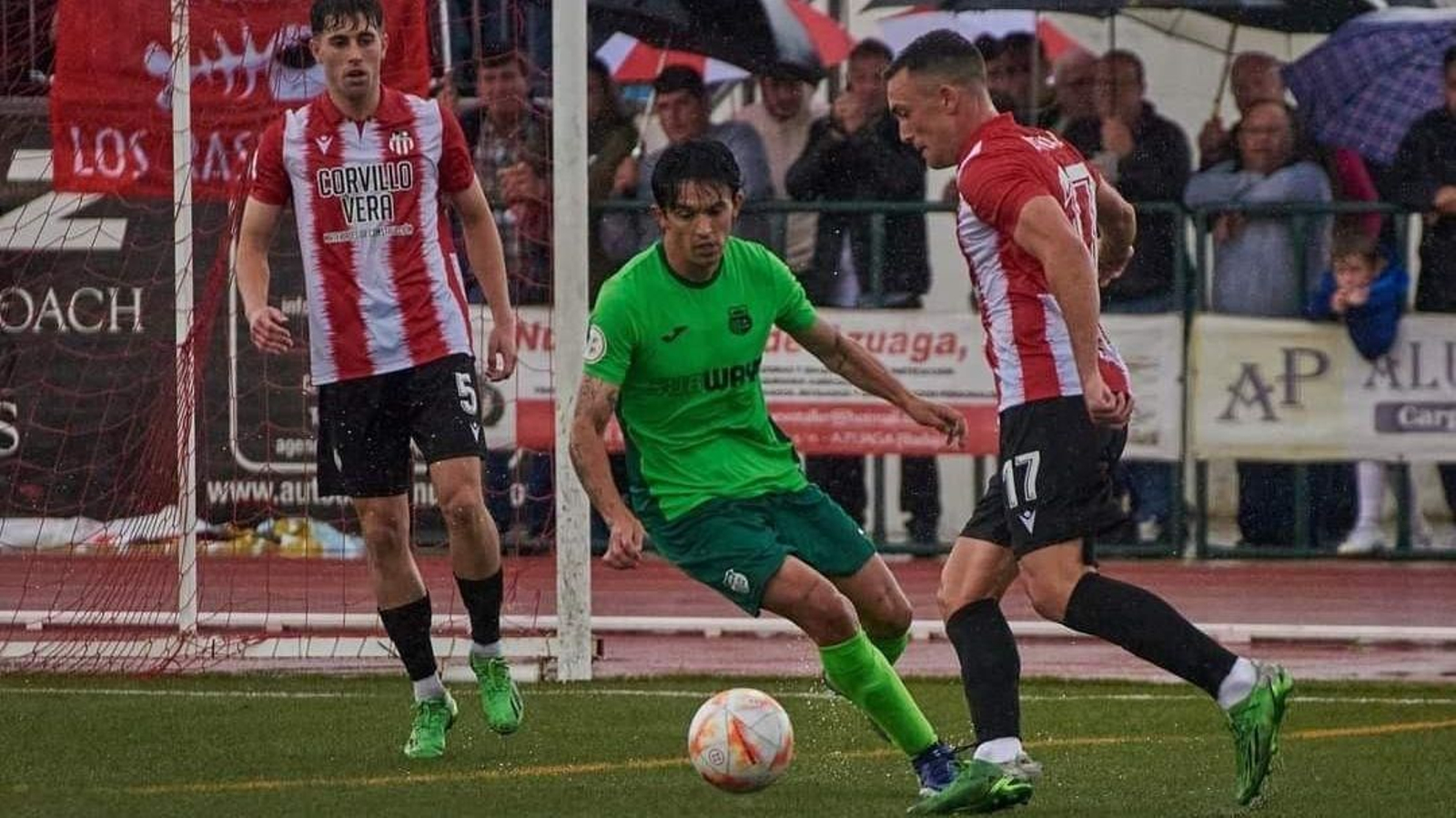 Diego Domínguez lleva el balón en su etapa con el Azuaga extremeño.