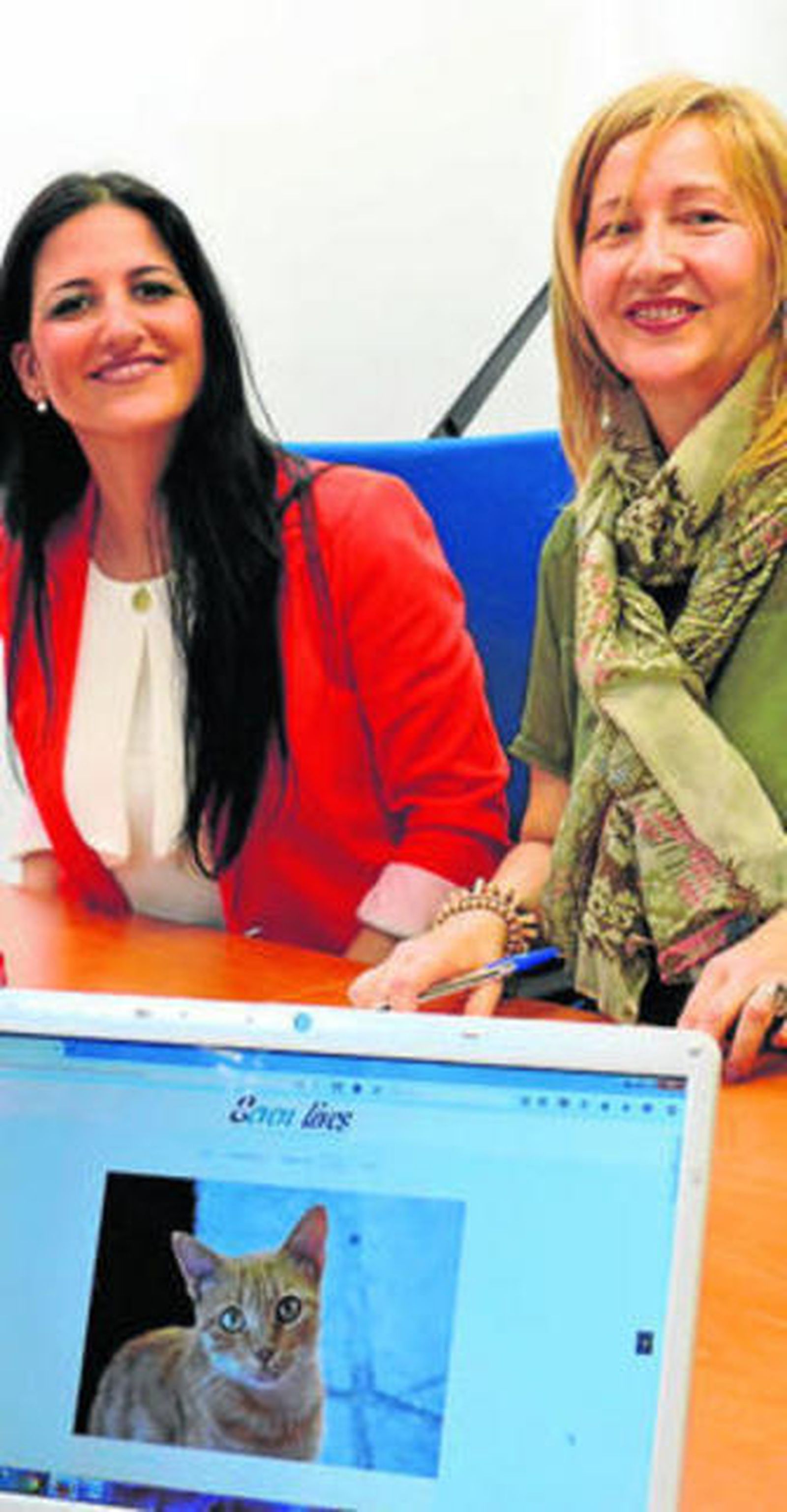 Inés Plaza, concejal del PSOE, y Fátima Estévenez, portavoz de Seven Live.