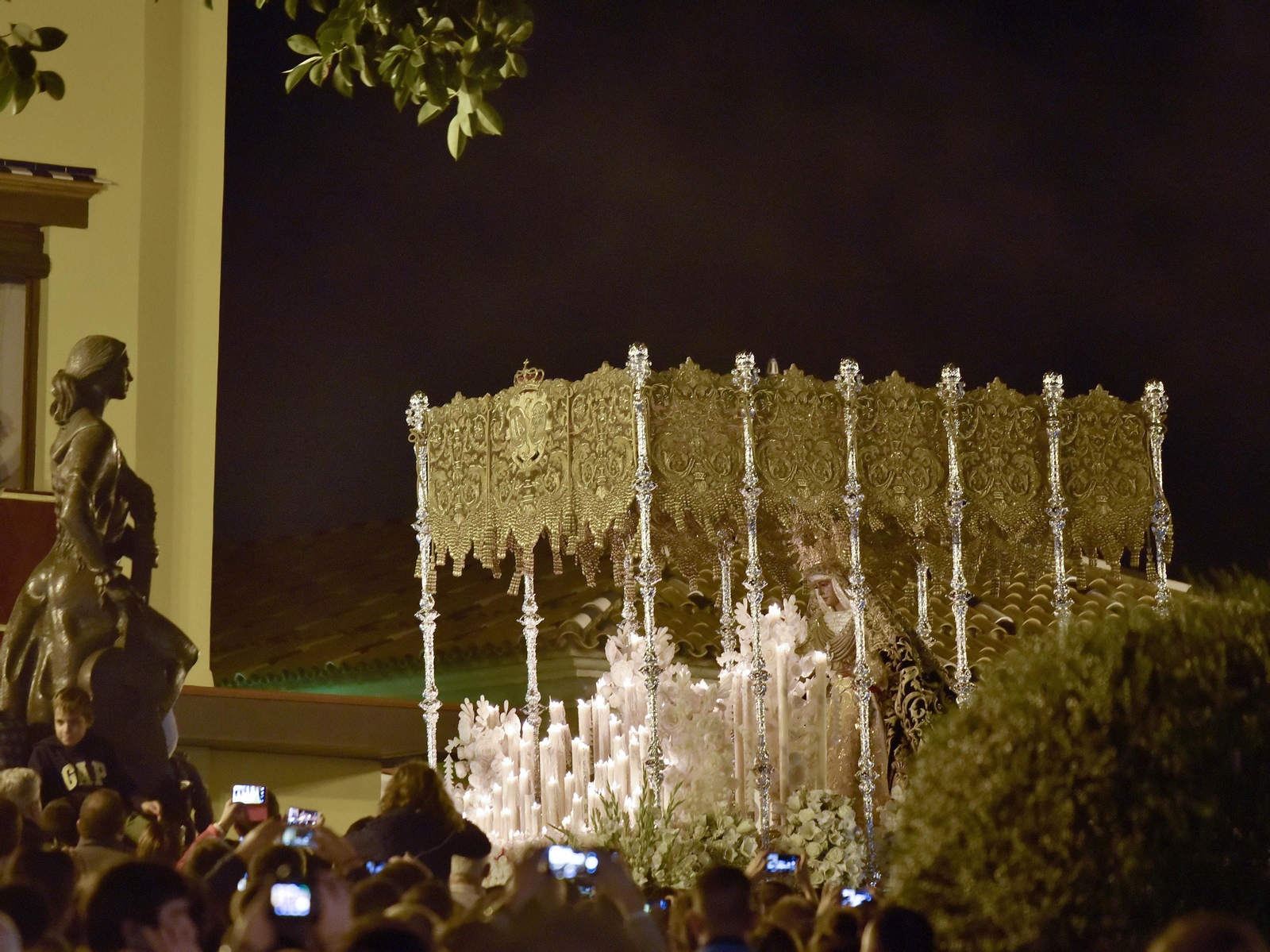 El regreso de la Esperanza de Triana, en imágenes
