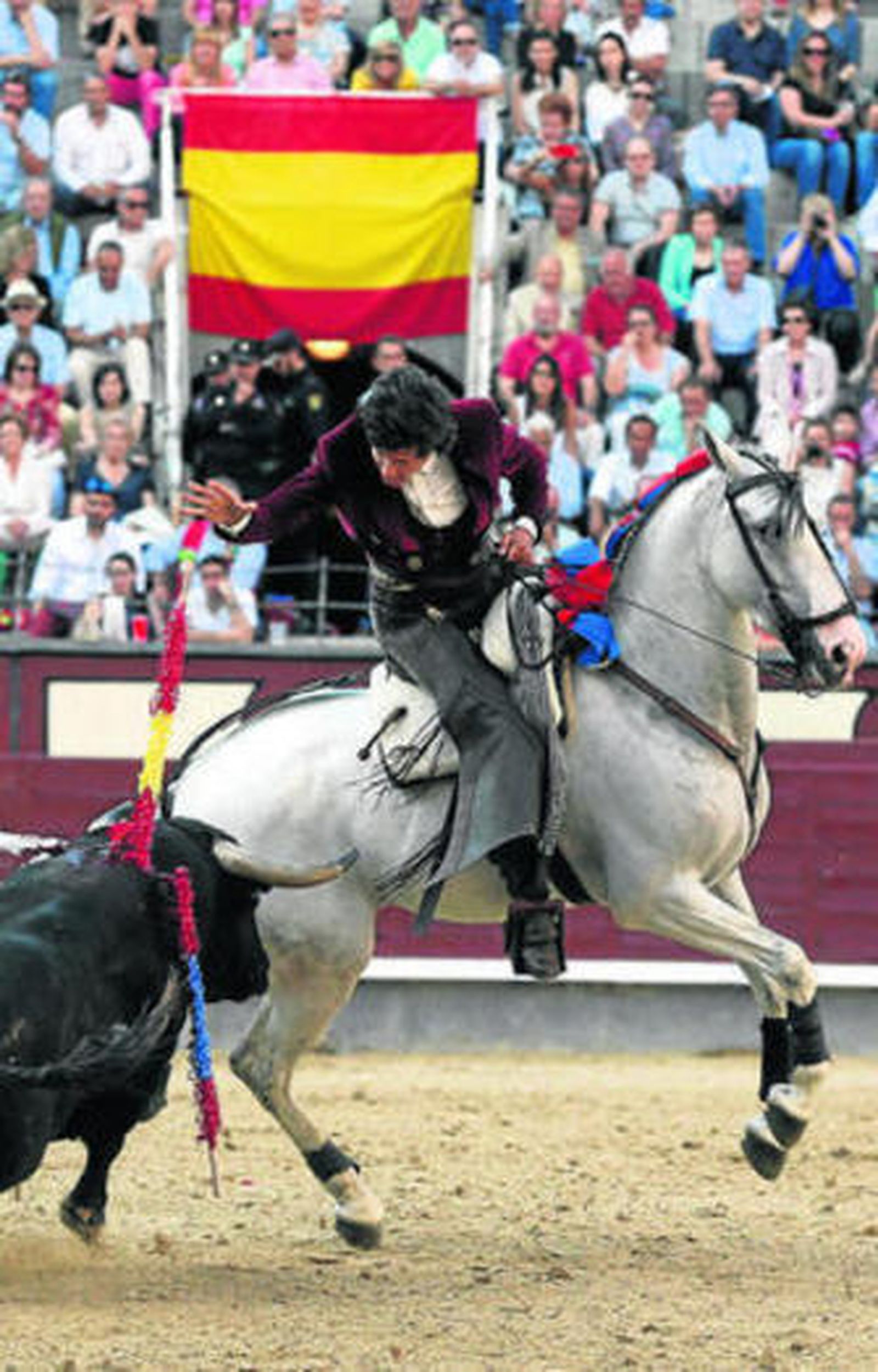 Luis Valdenebro prende una banderilla a su primer toro.