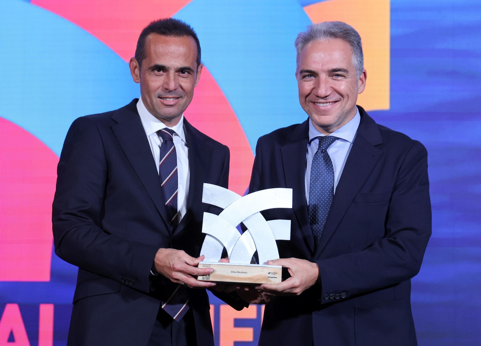 Javier Cintora, subdirector de 'Málaga Hoy', entrega el galardón a Elías Bendodo.