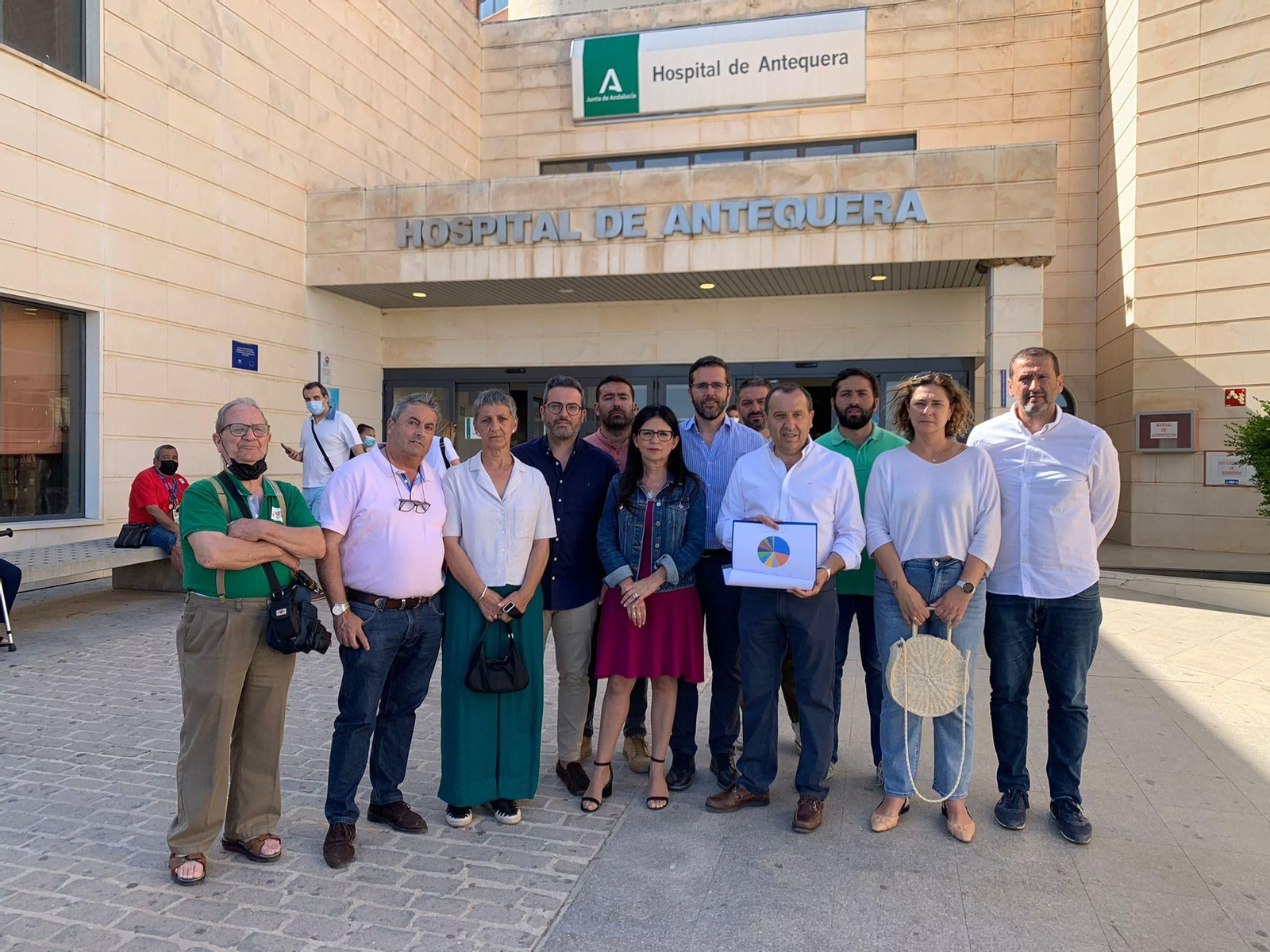 Cargos y alcaldes del PSOE en la entrada al Hospital de Antequera.