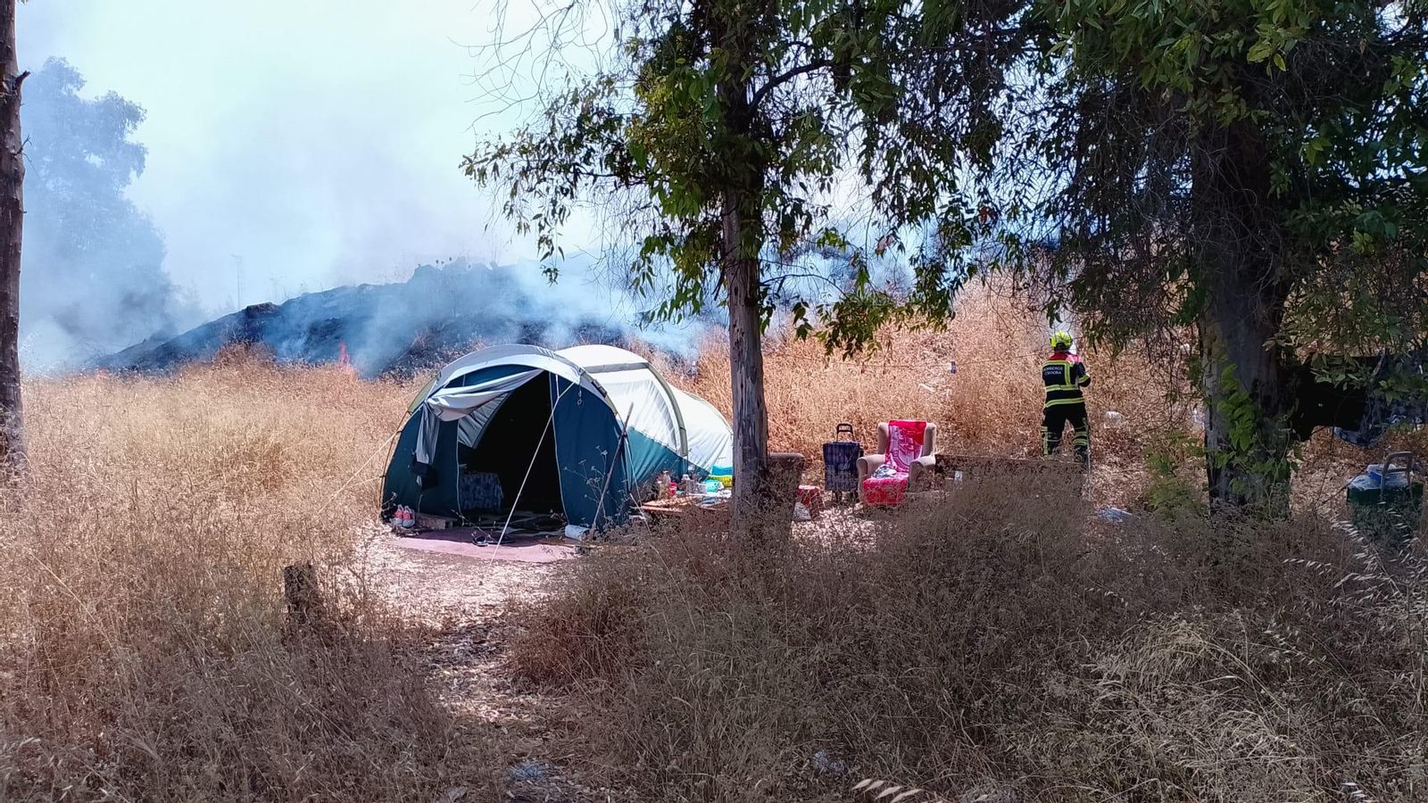 Tienda de campaña en la zona del incendio. Tienda de campaña en la zona del incendio.