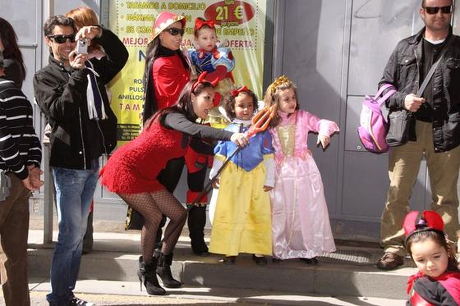 Grandes vestuarios y coplillas con mucha originalidad en el Carnaval