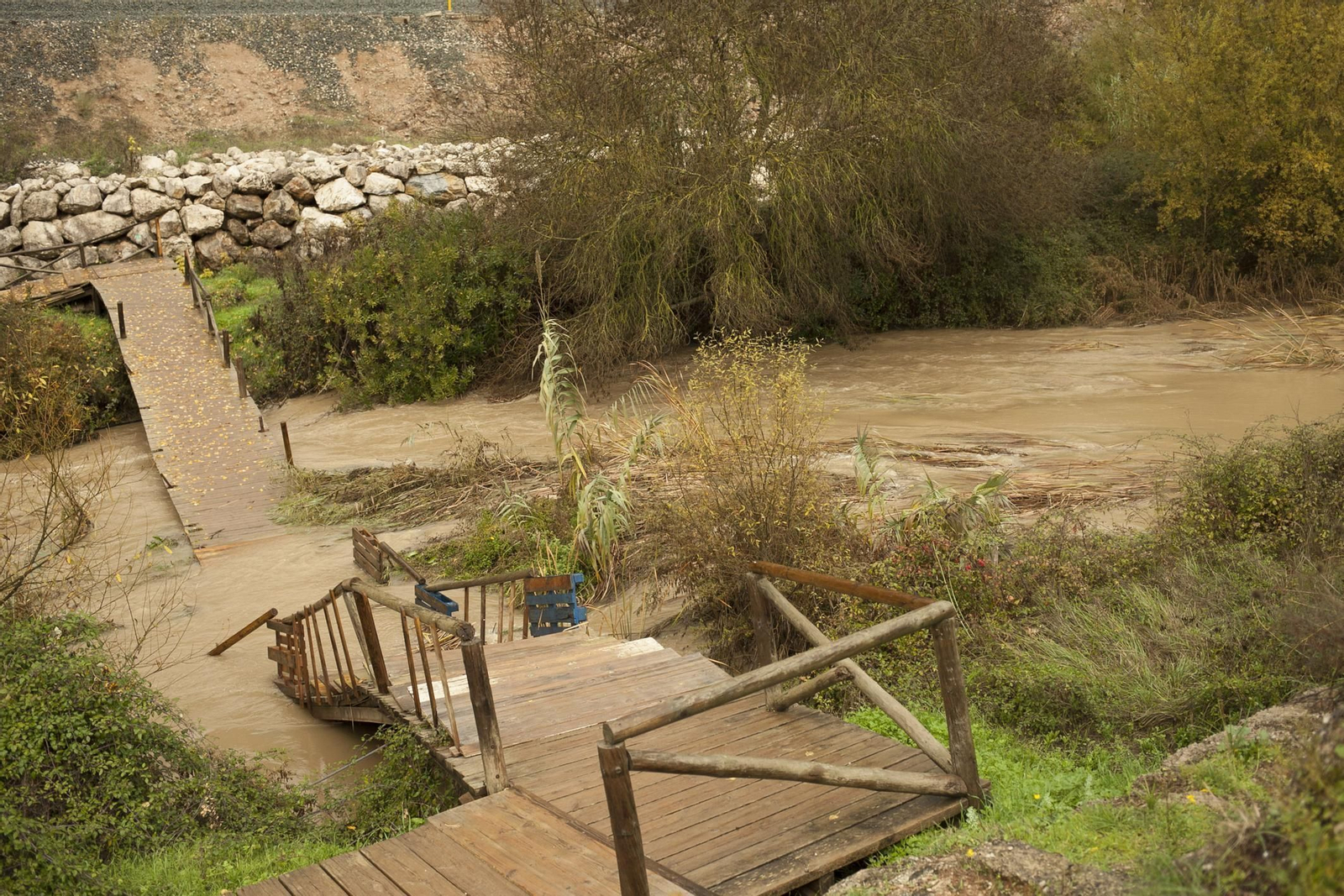 Imagen del puente que da acceso a la Cueva del Gato.