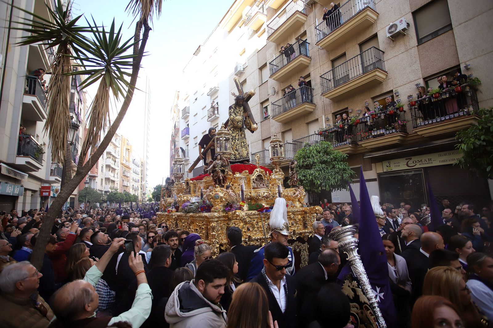 La Hermandad El Nazareno en la madrugá de la Semana Santa de Huelva 2023, en imágenes