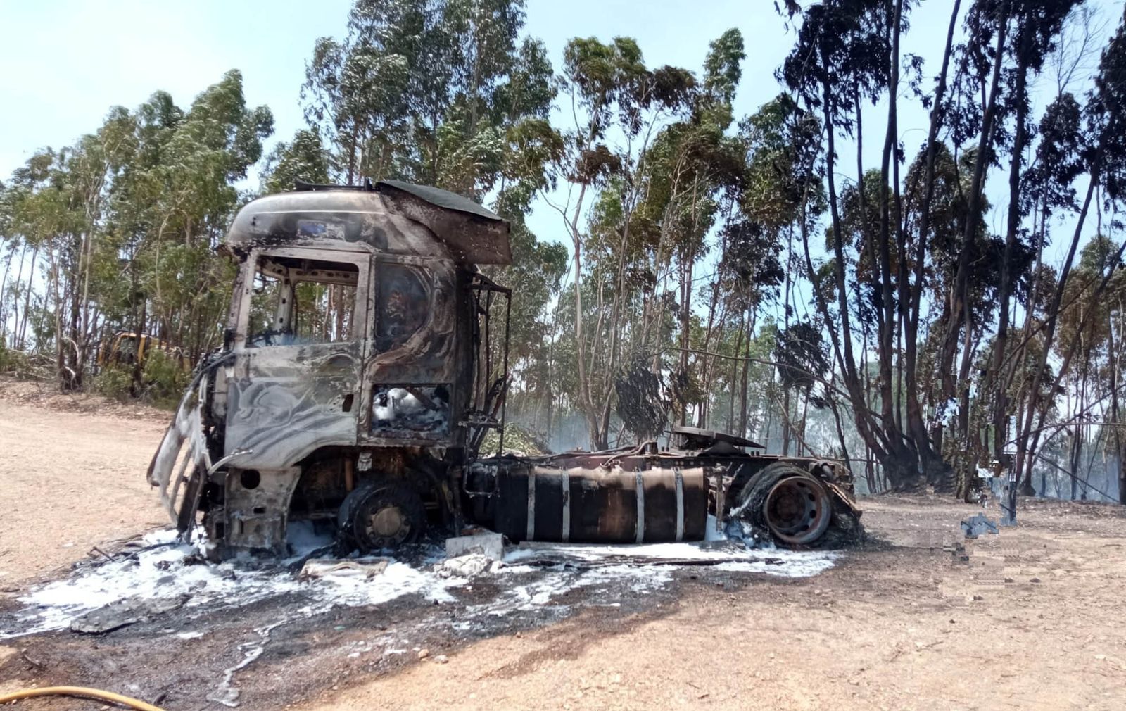 Así quedó el vehículo pesado calcinado