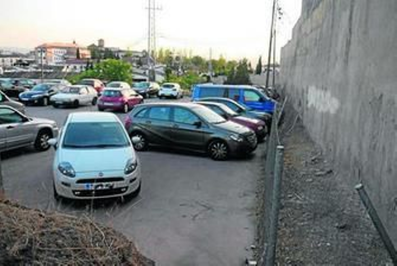 Los coches se amontonan junto a la histórica muralla.
