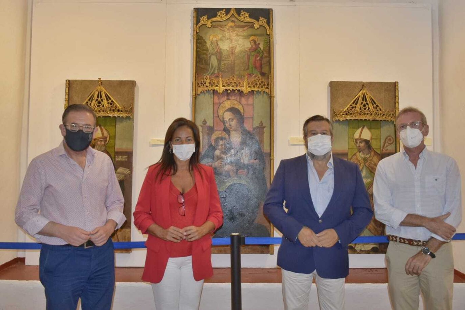 Los delegados territoriales y el alcalde de Aracena, en la visita a la exposición sobre los retablos.
