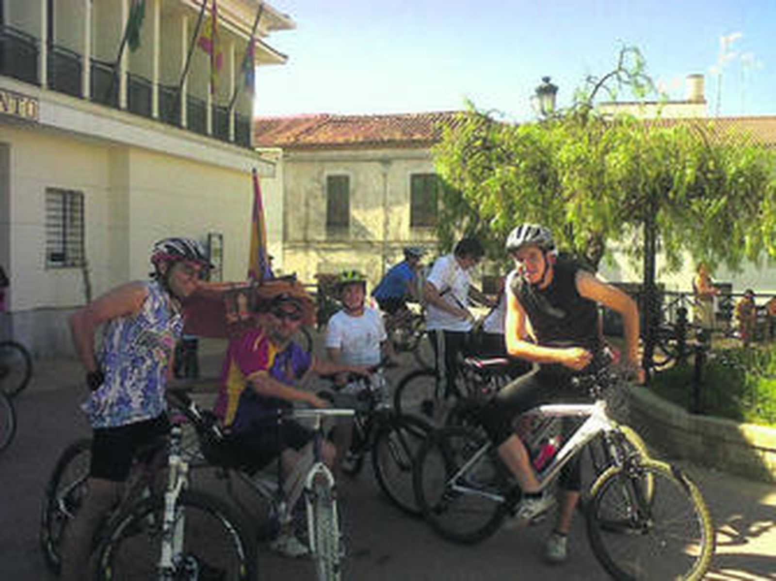 Niños, jóvenes y mayores se dieron cita en la Plaza del Ayuntamiento de El Campillo, desde donde emprendieron la ruta en bicicleta.