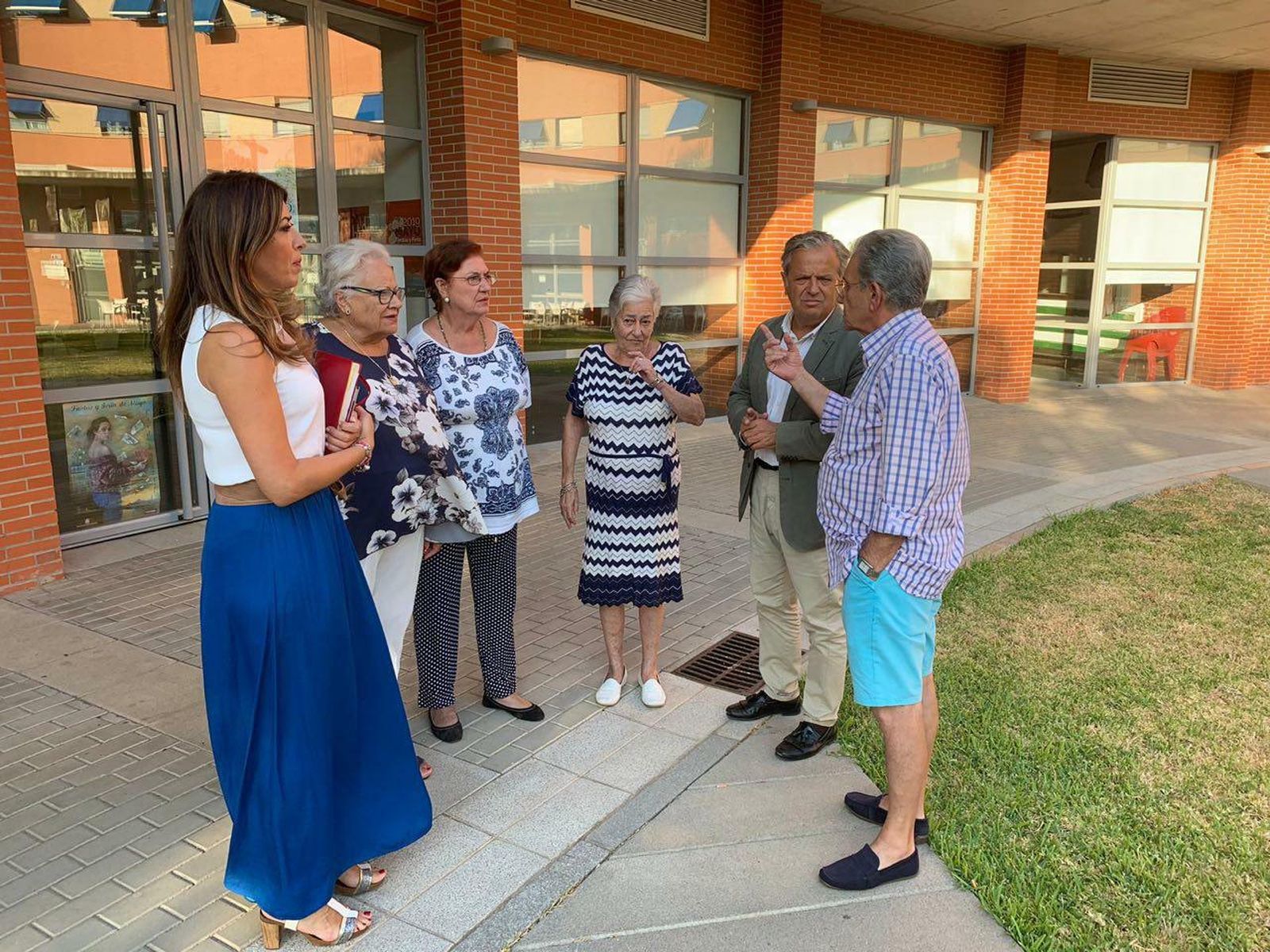 Visita a los vecinos de las viviendas de Vimcorsa en Músico Cristóbal de Morales.