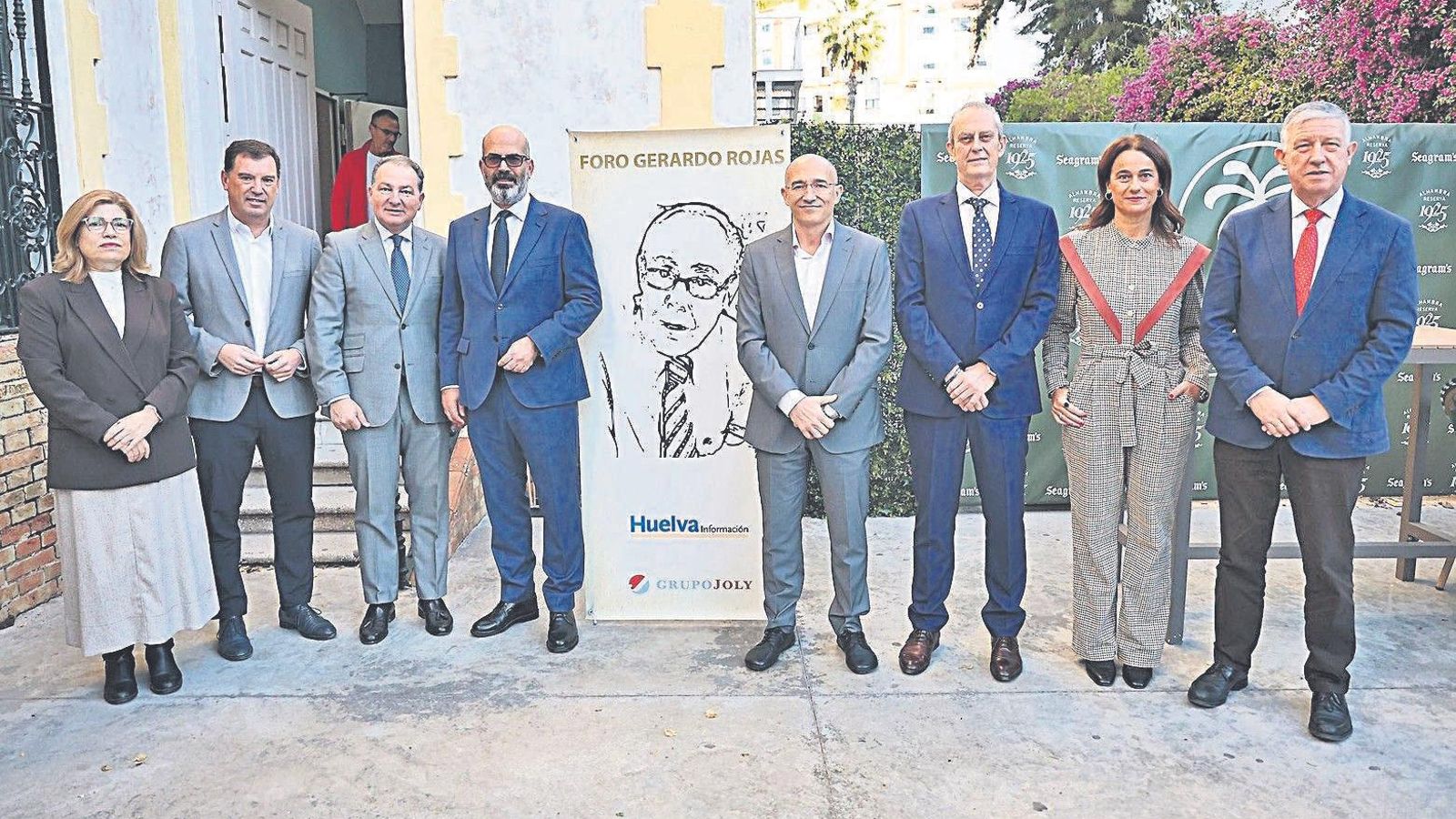 La vicerrectora de Transferencia de la UHU, Reyes Sánchez; el presidente del Puerto de Huelva, Alberto Santana; el presidente de la Diputación, David Toscano; el director de Huelva Información, Javier Ronchel; el vicepresidente ejecutivo de Moeve, Antonio Joyanes; el presidente de Aiqbe, Juan del Olmo; la teniente de alcaldesa de Desarrollo Económico, Adela de Mora; y el senador y primer teniente de alcaldesa de Palos de la Frontera, Carmelo Romero.