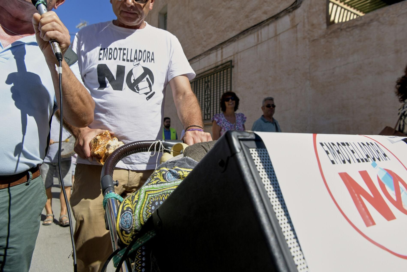 Así se han manifestado por las calles de Padul en contra de la embotelladora de Cijancos
