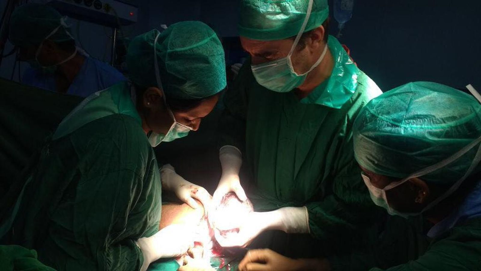 El doctor Salazar durante una cesárea por placenta previa en hospital de Bathalapalli.