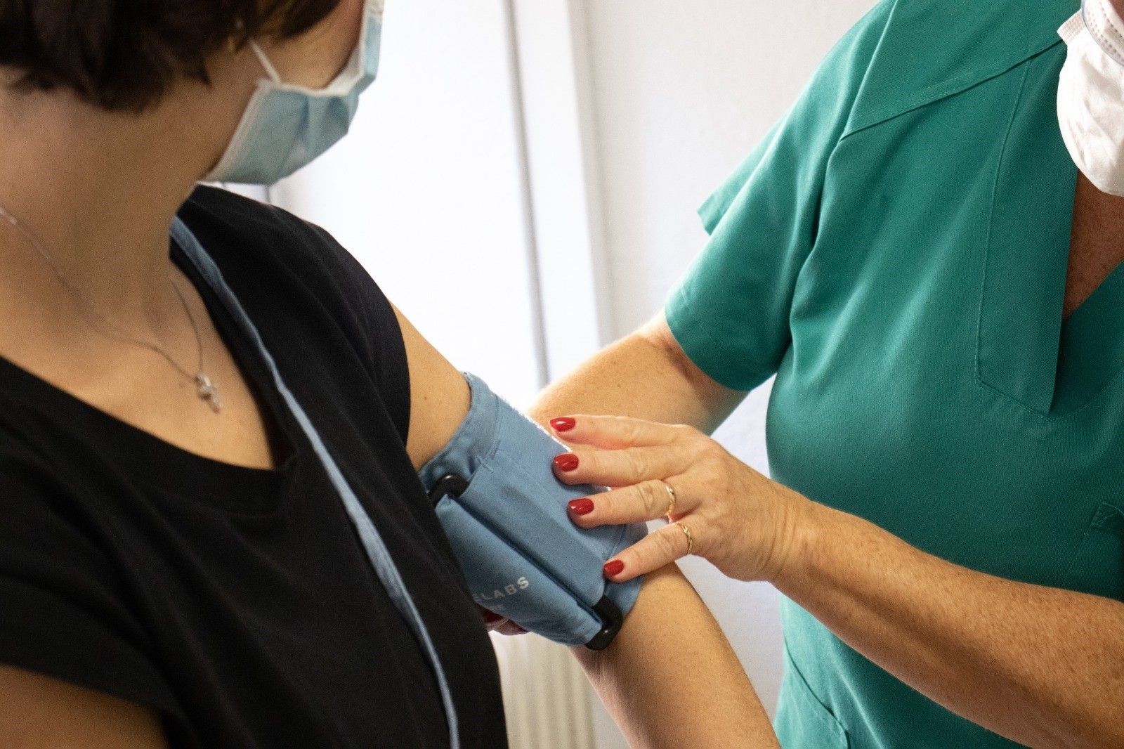 Una mujer se realiza pruebas en el hospital Virgen de las Nieves de Granada