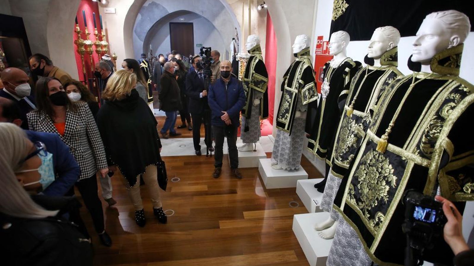 Otra de las novedades expuestas en Opera Nova, dalmáticas y ropaje del pertiguero de la hermandad de la Soledad.