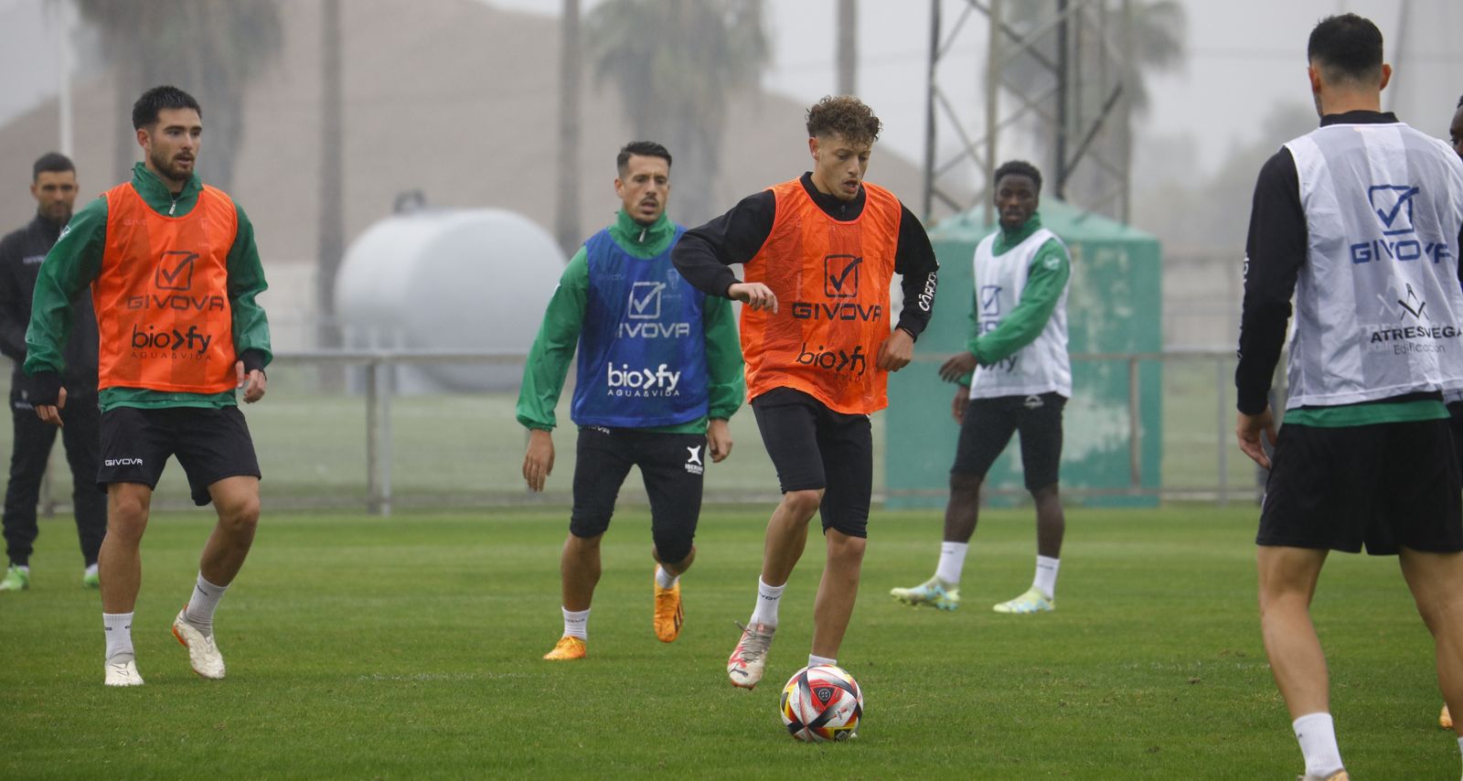 Simo golpea el balón en un entrenamiento del Córdoba CF.