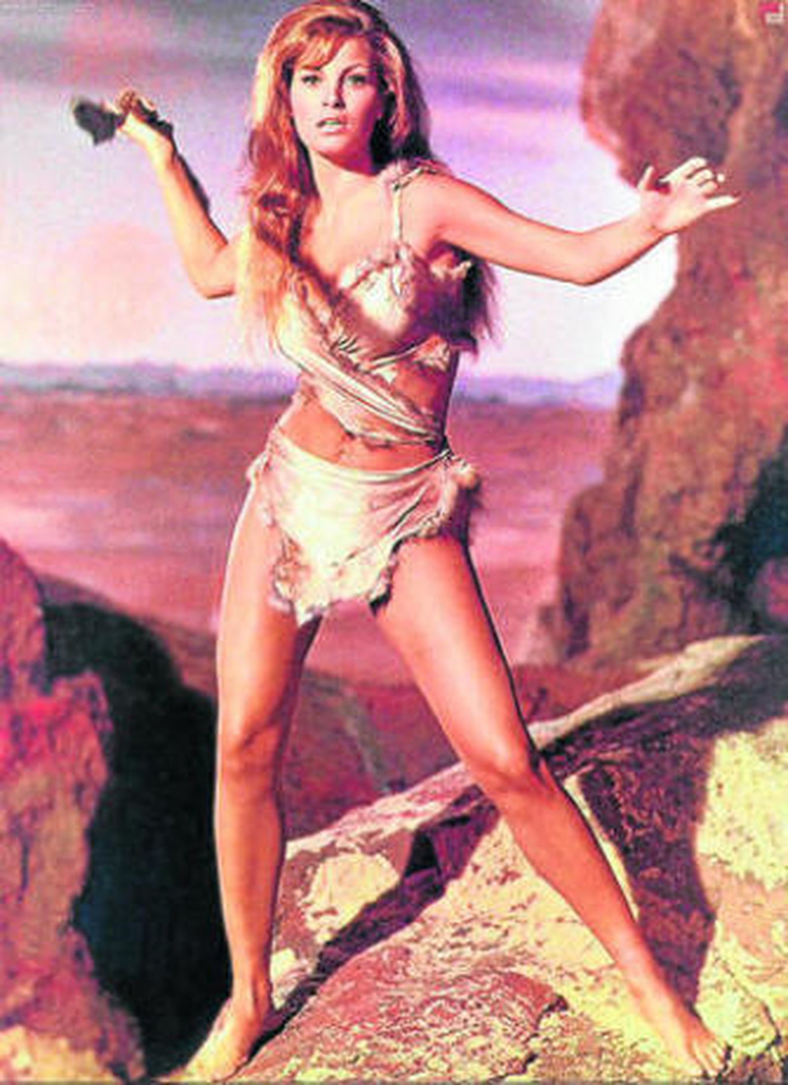 Welch, en 'Hace un millón de años'. A la derecha, en 1964, una escena de la película, y en 2011 en 'CSI'.