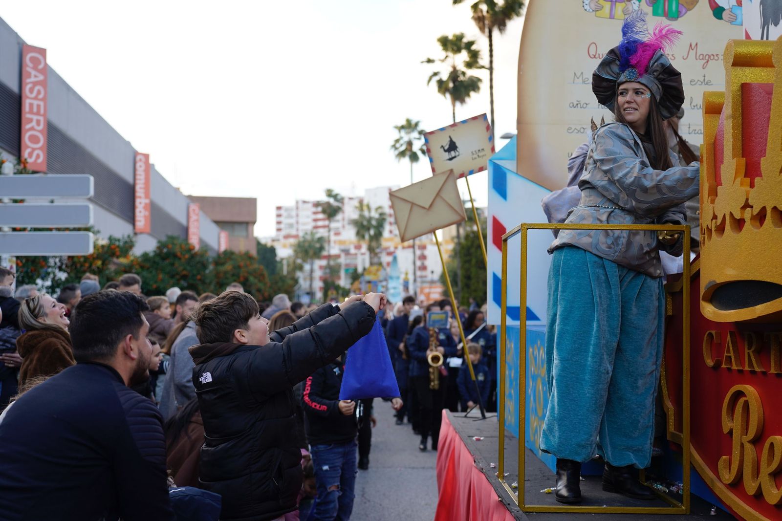 Búscate en las fotos de la cabalgata de Reyes Magos 2026 en Algeciras