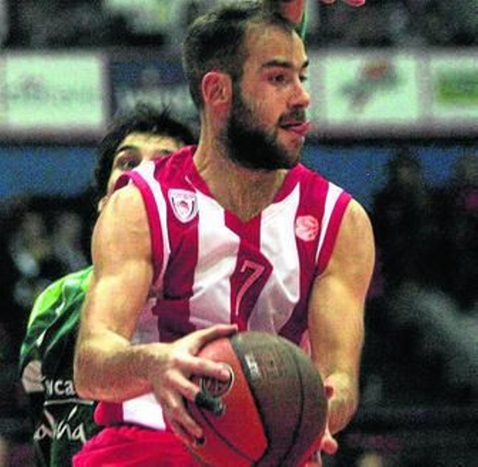 Spanoulis controla el balón presionado por un rival.