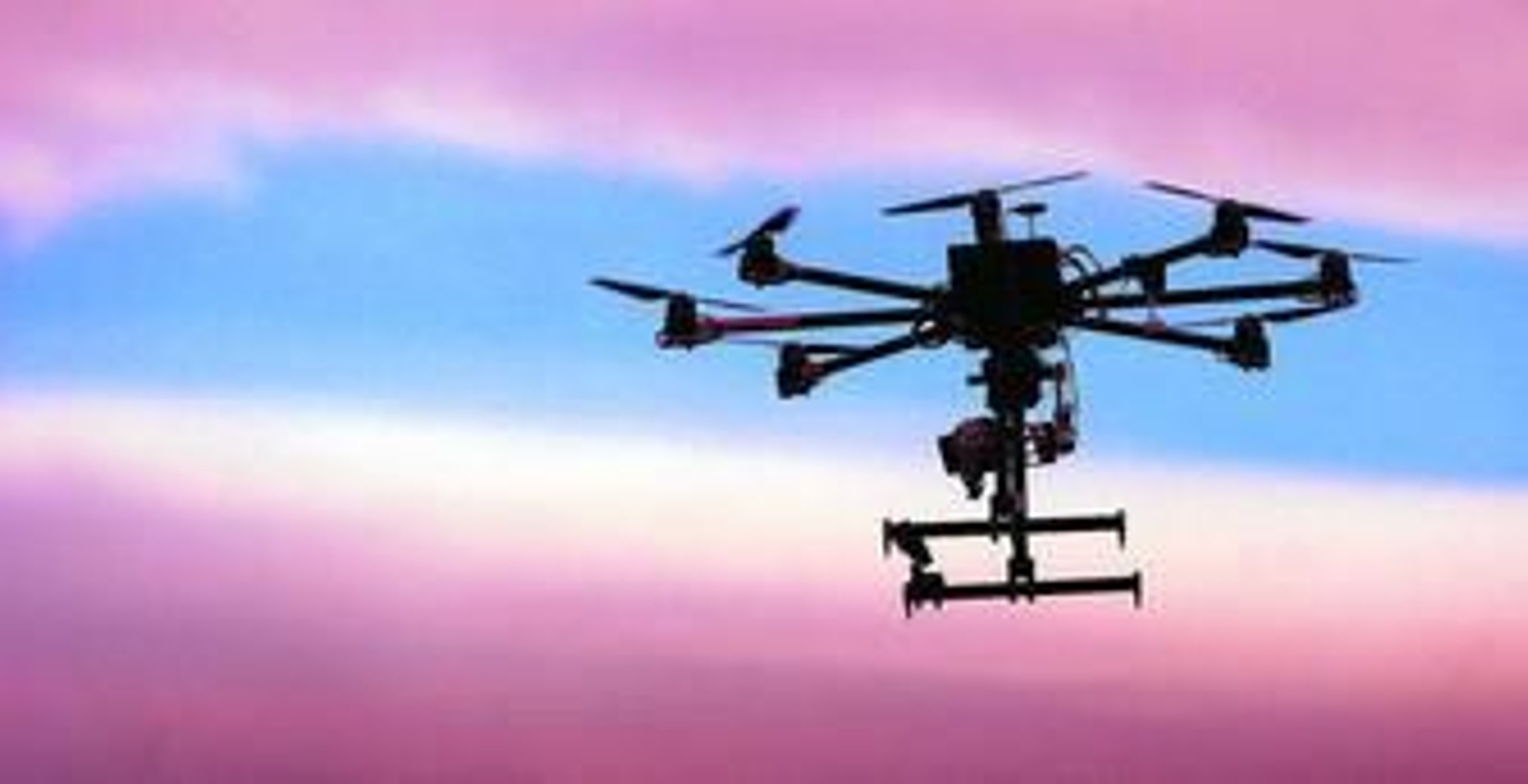 Prototipo de dron de la empresa onubense IPH, desarrollado a través del proyecto Samba, en un vuelo de demostración, ayer, en el Muelle Sur. Prototipo de dron de la empresa onubense IPH, desarrollado a través del proyecto Samba, en un vuelo de demostración, ayer, en el Muelle Sur.