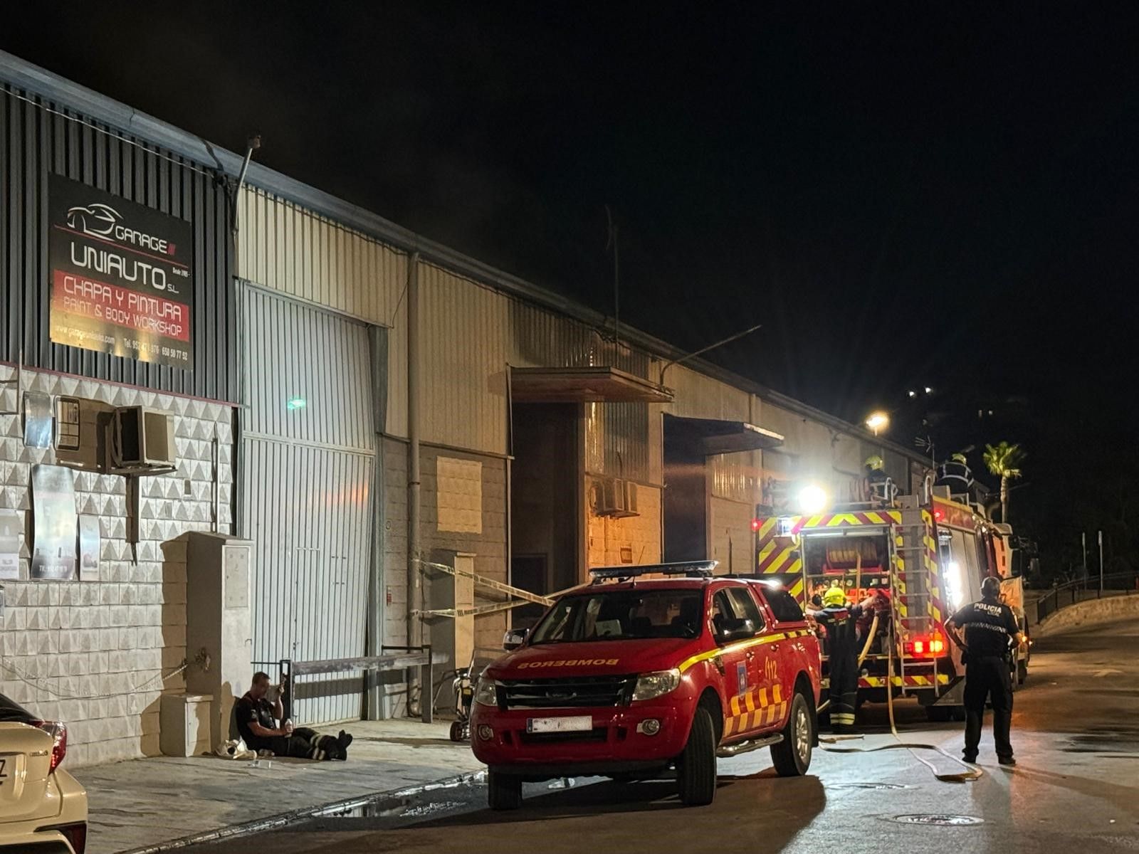 Bomberos actuando en el lugar del incendio.