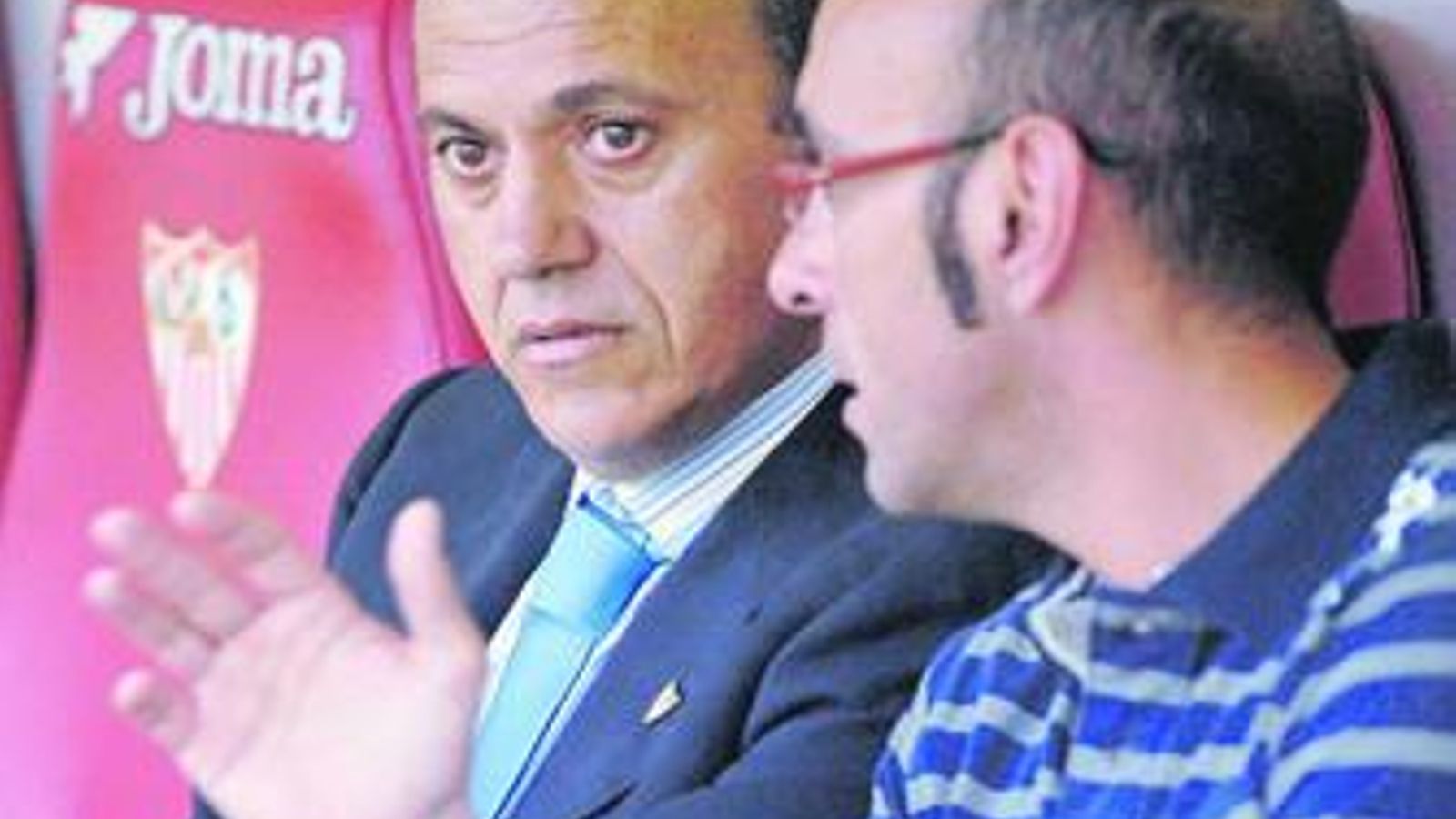 Del Nido atiende a Monchi en el banquillo del Sevilla antes del II Trofeo Antonio Puerta.