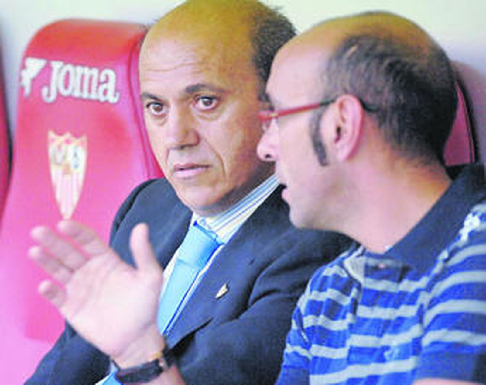 Del Nido atiende a Monchi en el banquillo del Sevilla antes del II Trofeo Antonio Puerta.