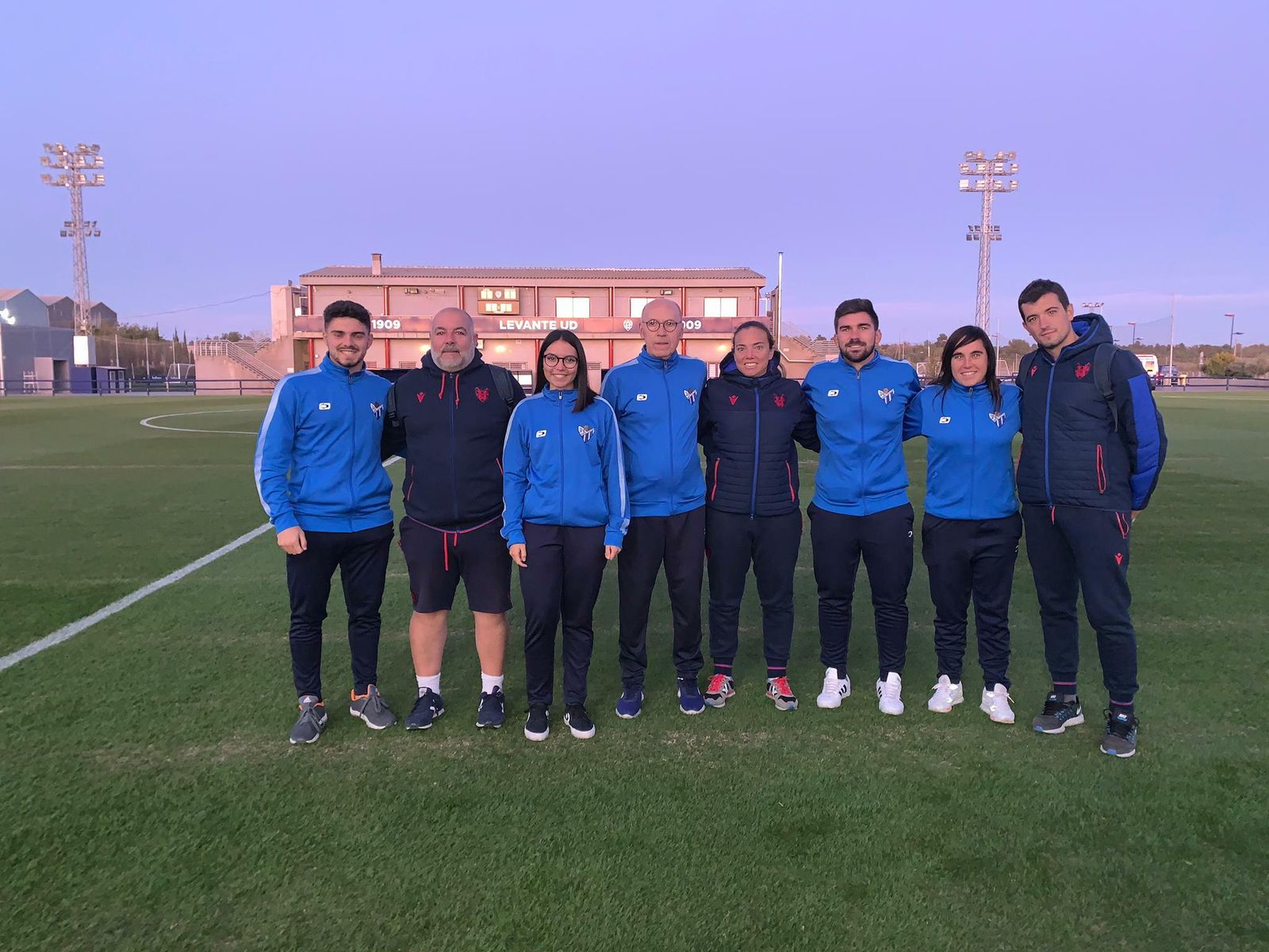 Parte de la expedición onubense desplazada hasta el campo del Levante, donde no se jugó.