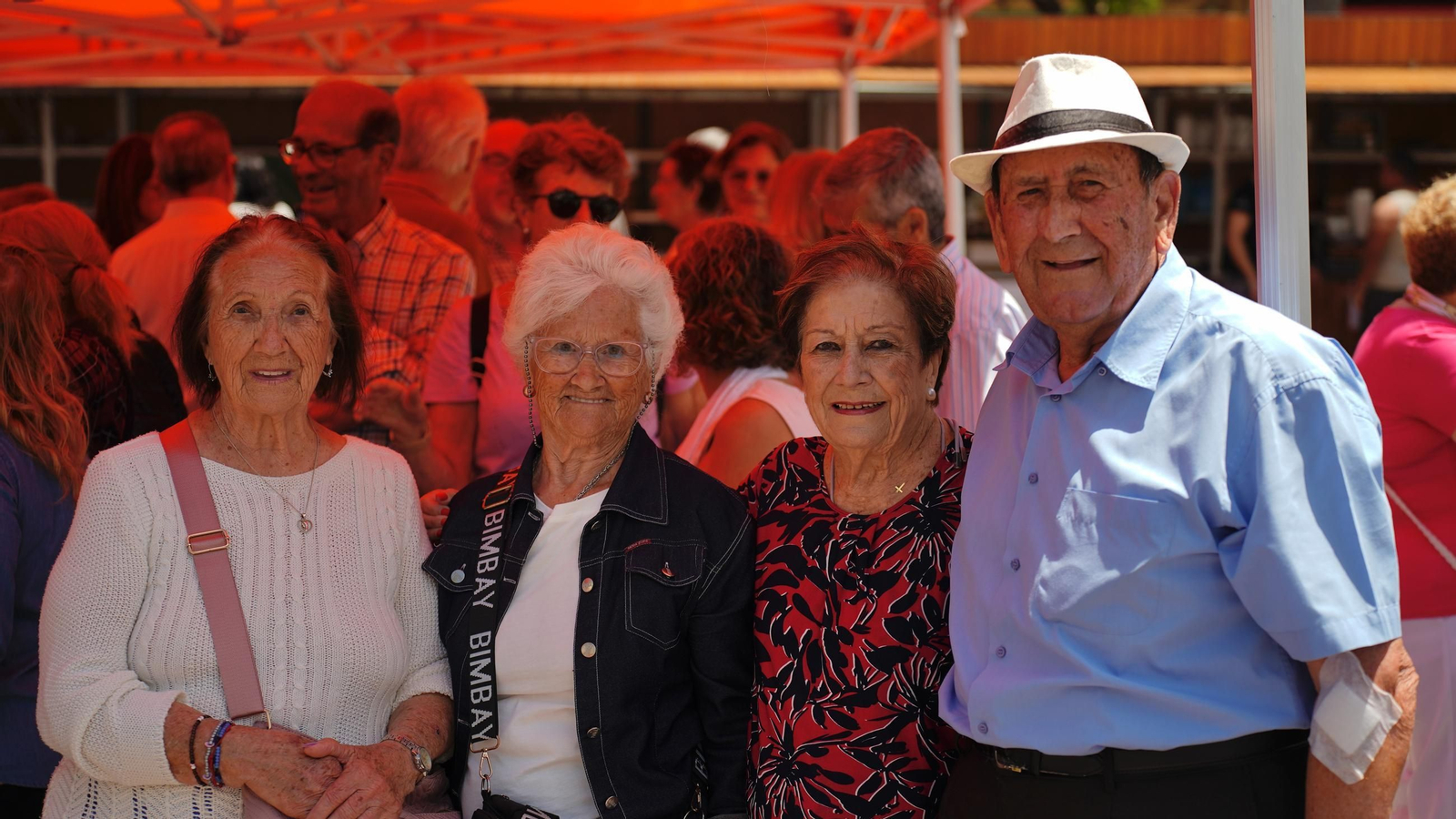 Muchas personas se reunen en la Plaza Alta, bailando y comiendo paella junto a la Feria de los Parques Naturales de Cádiz