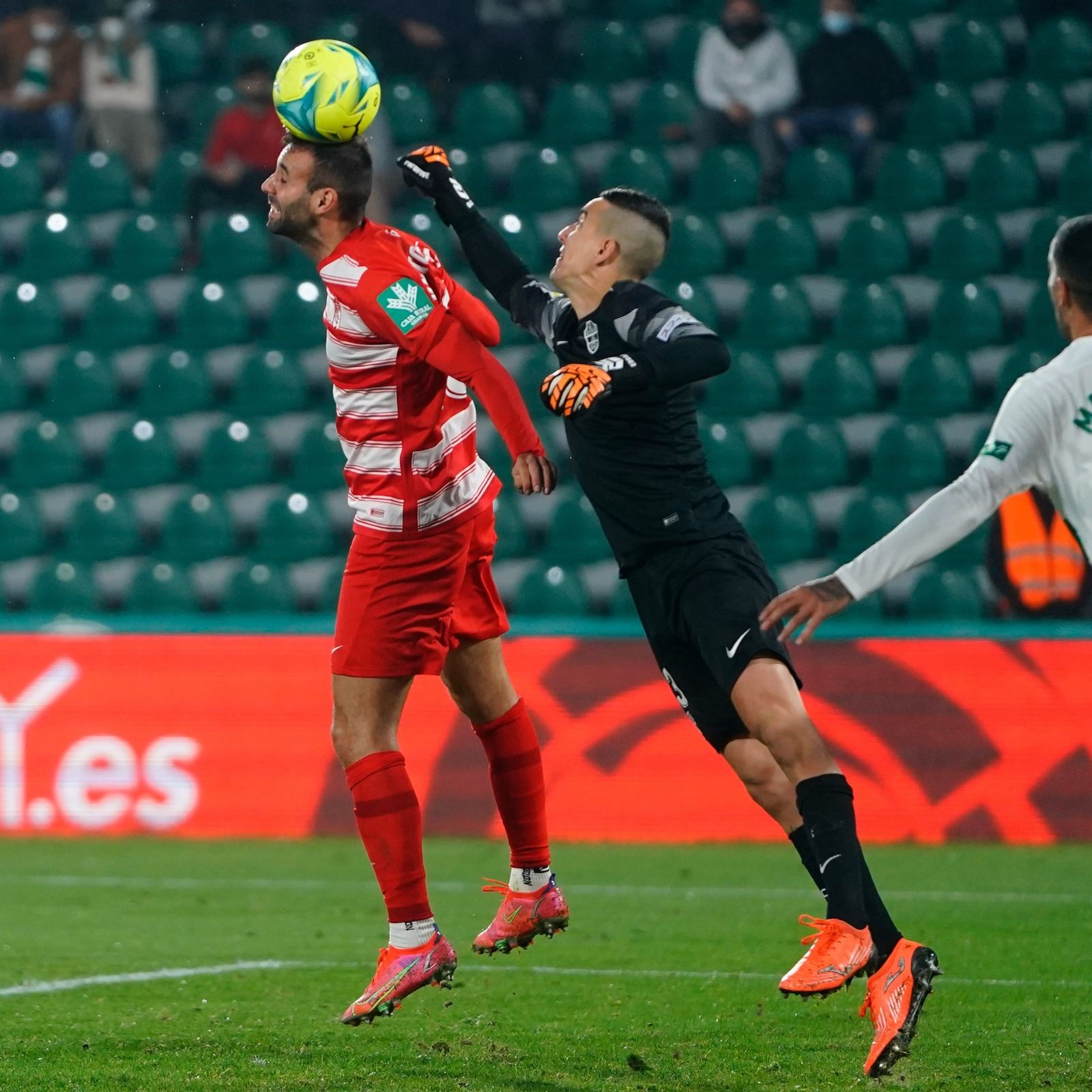 Víctor Díaz casi marca ante Édgar Badía