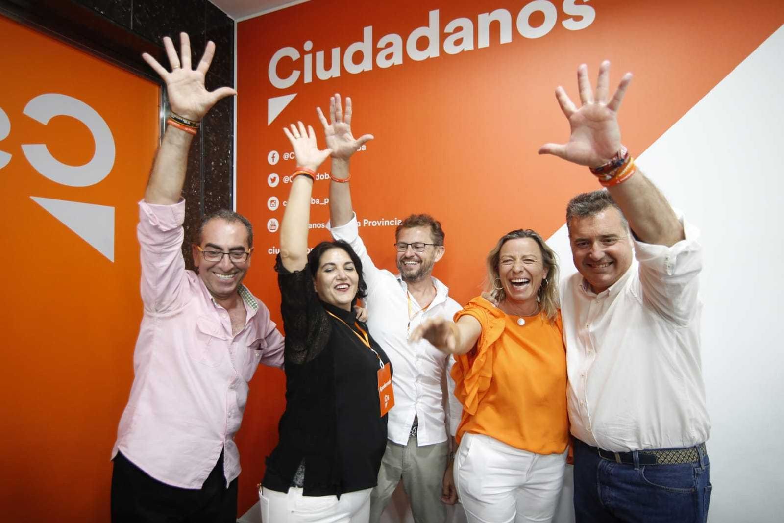 Antonio Álvarez, Eva María Timoteo, David Dorado, Isabel Albás y Manuel Torrejimeno celebran el triunfo.