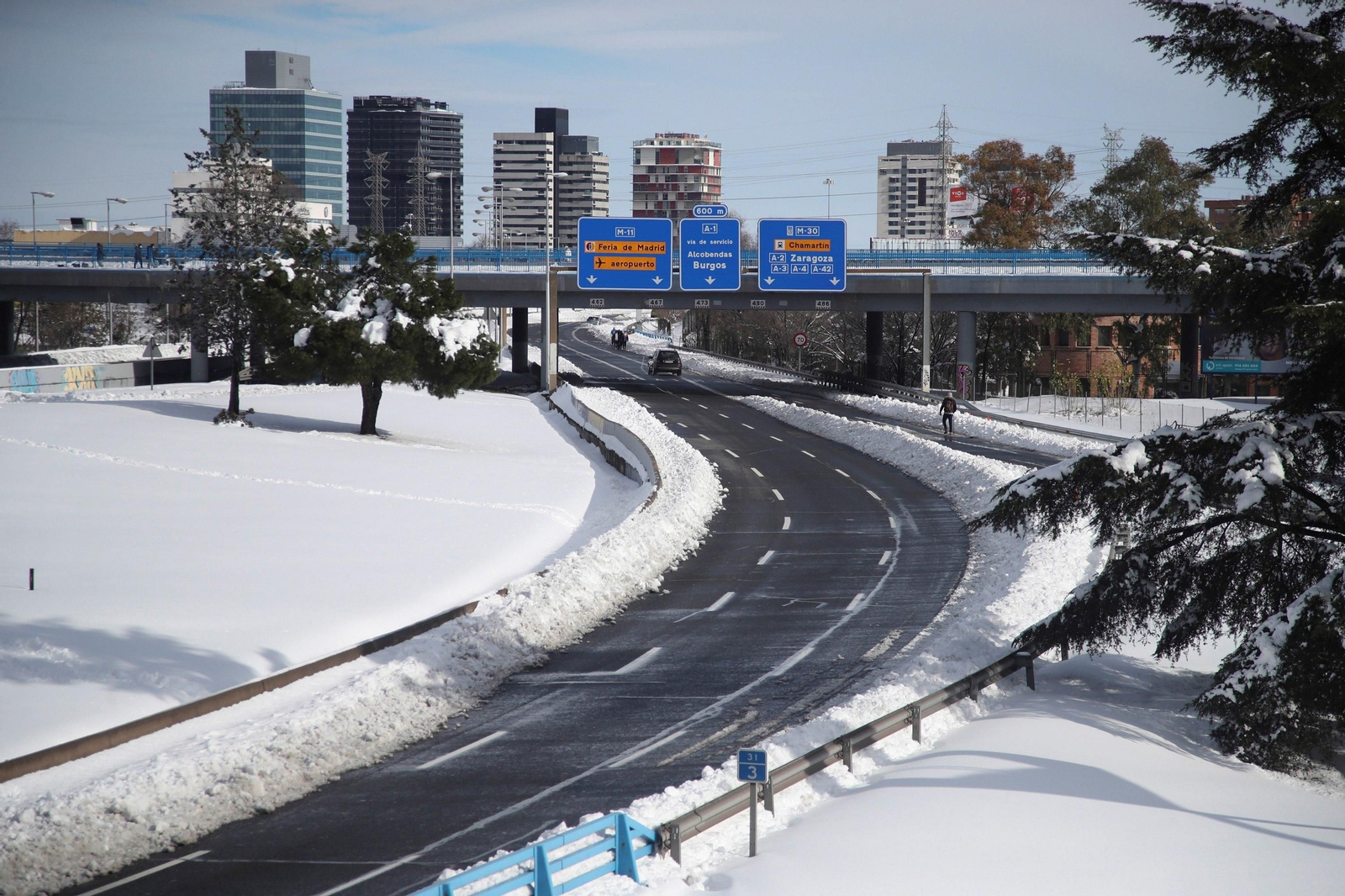 Madrid trata de restablecer la normalidad: el día después en imágenes