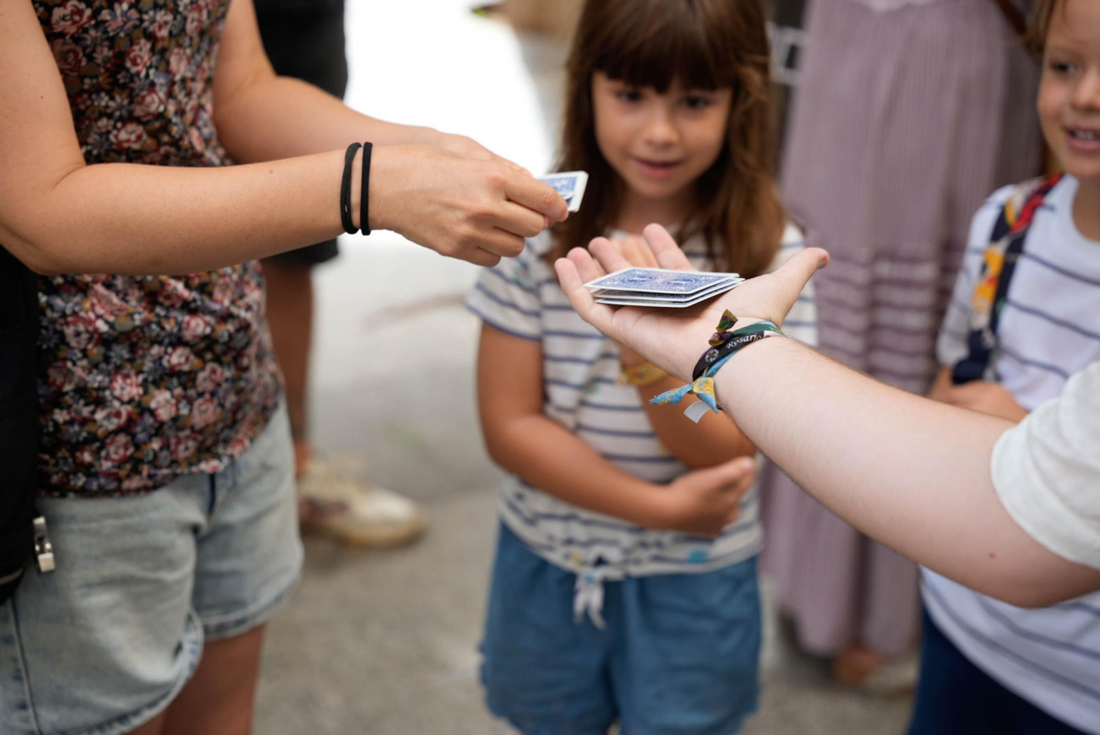 Las mejores imágenes del espectáculo de magia en la calle de la Feria de Almería