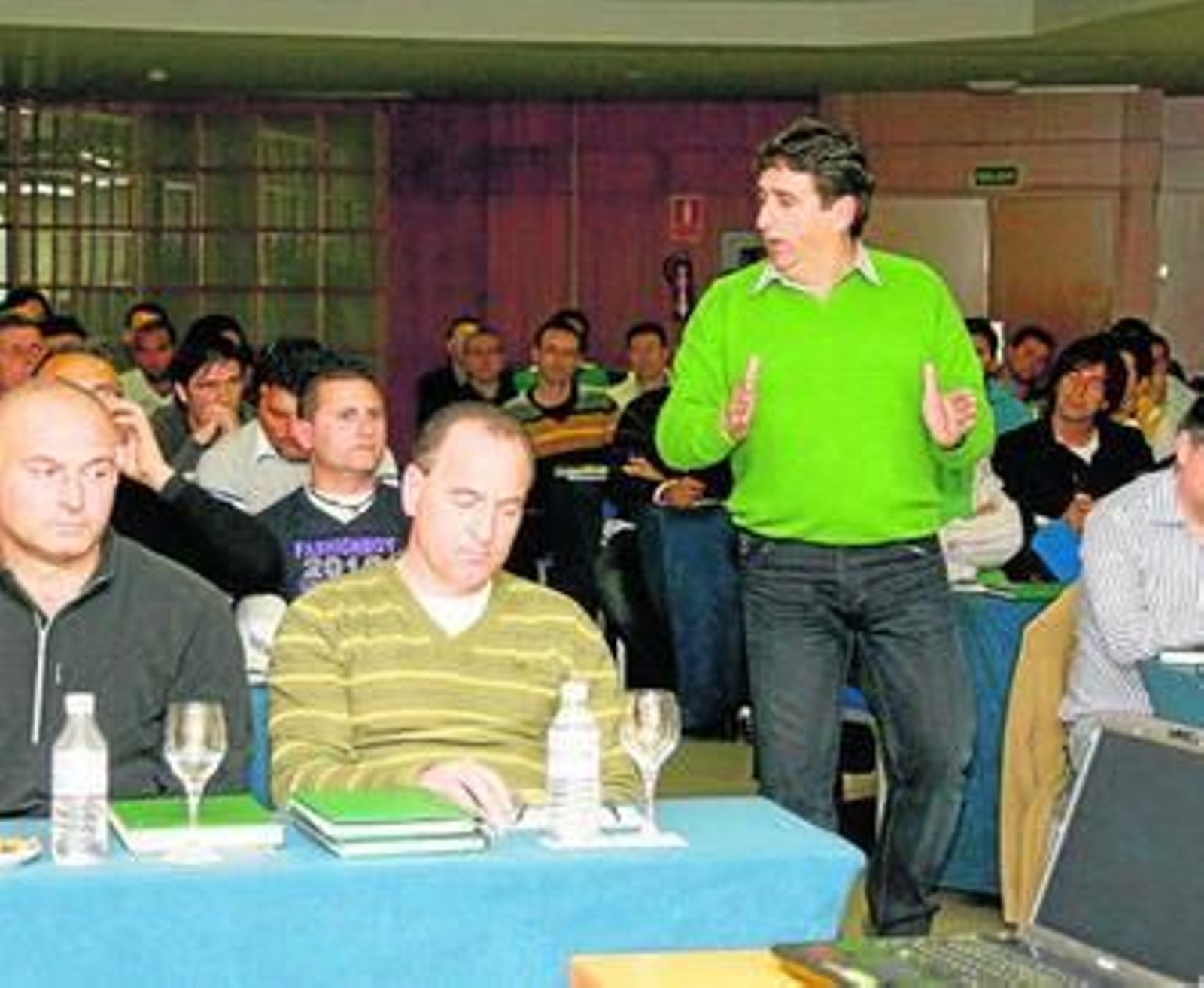 Pedro Buenaventura, rodeado de alumnos, el pasado lunes en Almería.