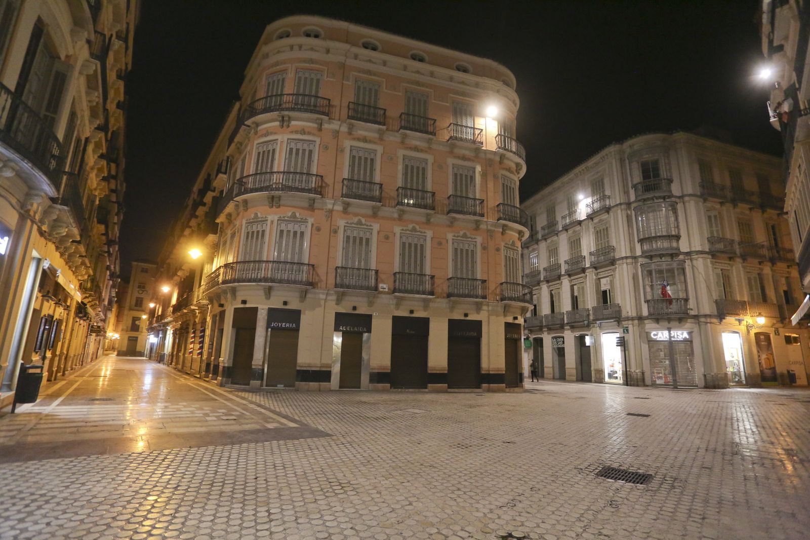El coronavirus dibuja una noche desierta en el centro de Málaga, en fotos