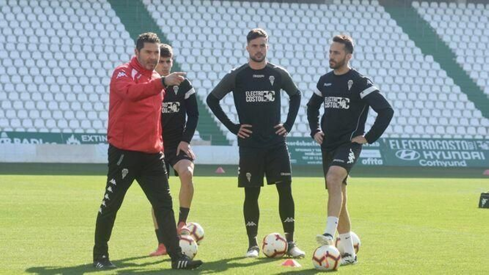 Rafa Navarro, junto a Aguado, Kevin y Álex Menéndez, en el entrenamiento en El Arcángel.
