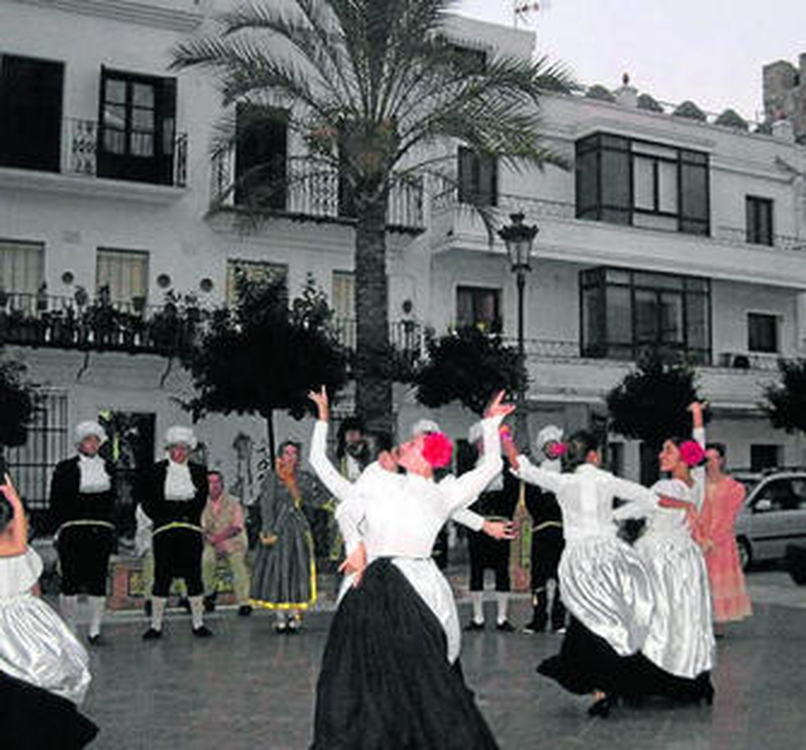 Un grupo de baile interpretó una pieza de chacarrá en la plaza de España.