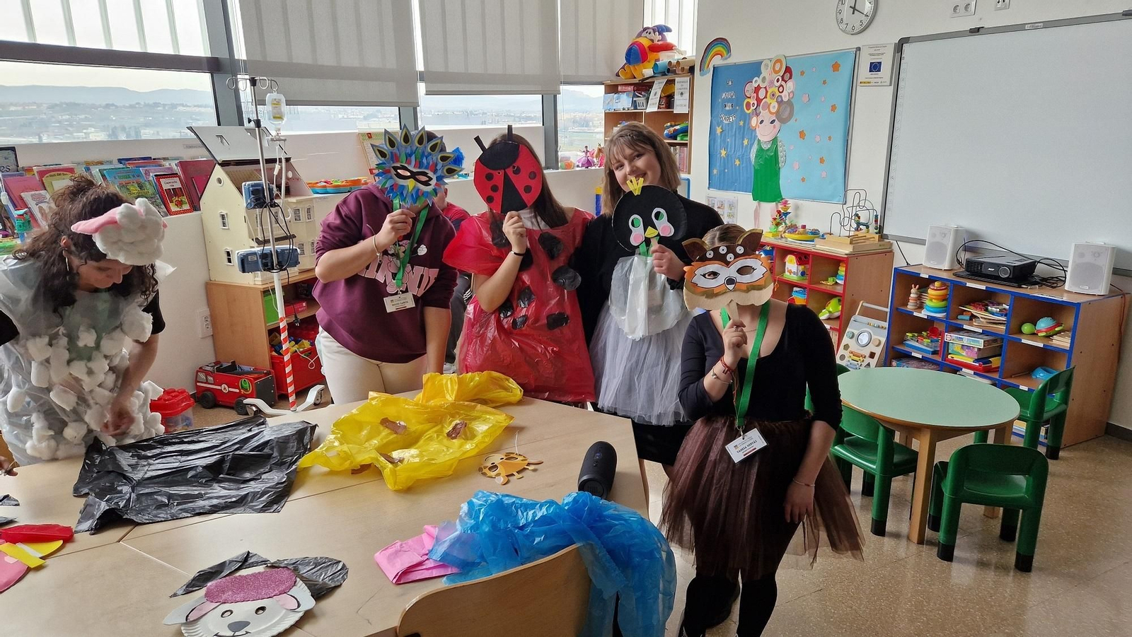 El aula hospitalaria del Clínico San Cecilio celebra el carnaval con los más pequeños