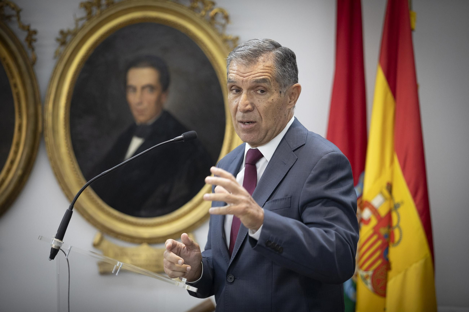 Botones de oro y lazo (15191067).jpg