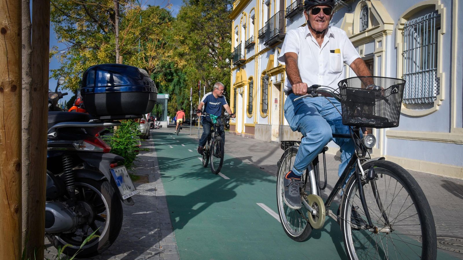 Dos ciclistas por el último tramo pintado de carril bici de Eduardo Dato que linda con el nuevo de Luis de Morales.
