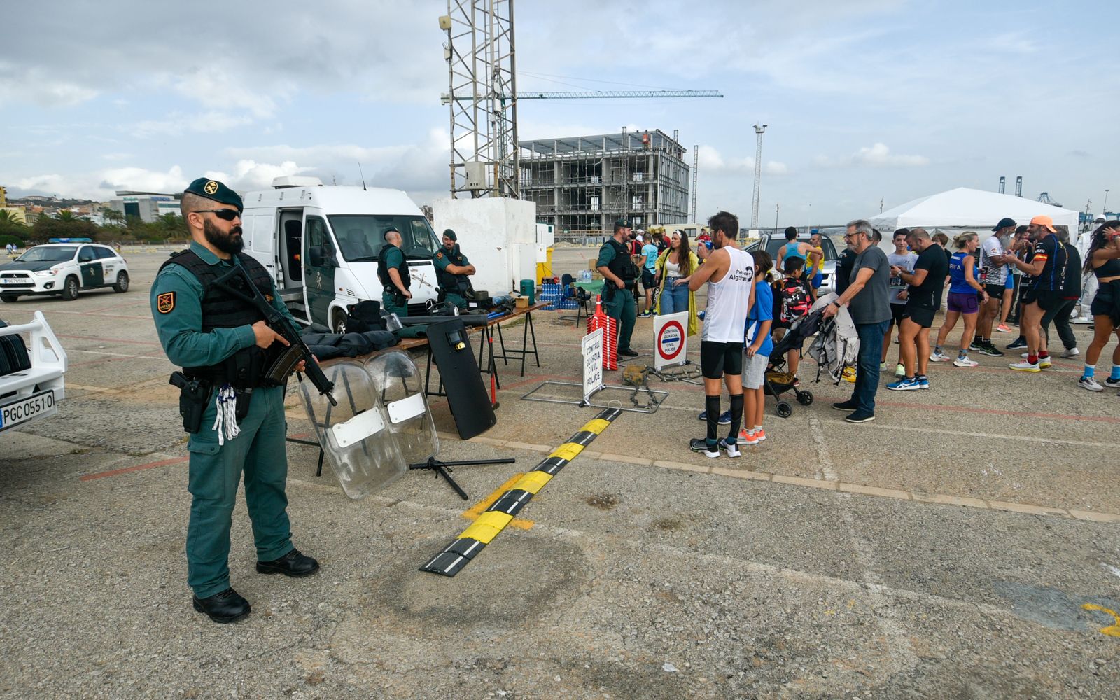 Las fotos de la exhibición de medios de la Guardia Civil en el llano amarillo