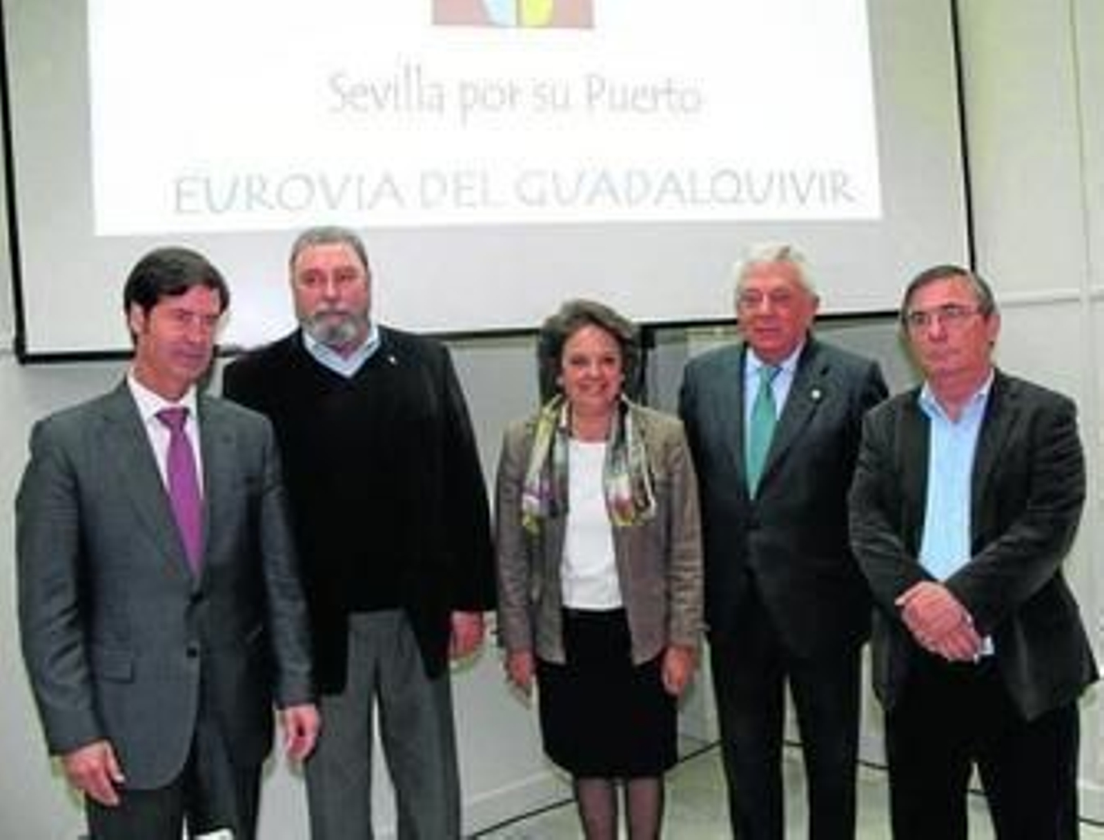 Miguel Rus (CES), Juan Bautista Ginés (UGT), Carmen Castreño, Fco. Herrero (Cámara) y Alfonso Vidán (CCOO), ayer.