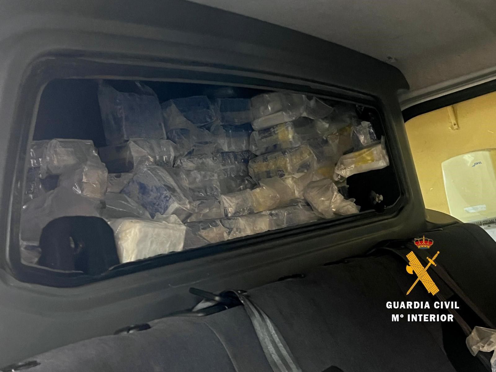 El doble fondo de la furgoneta, cargada de hachís