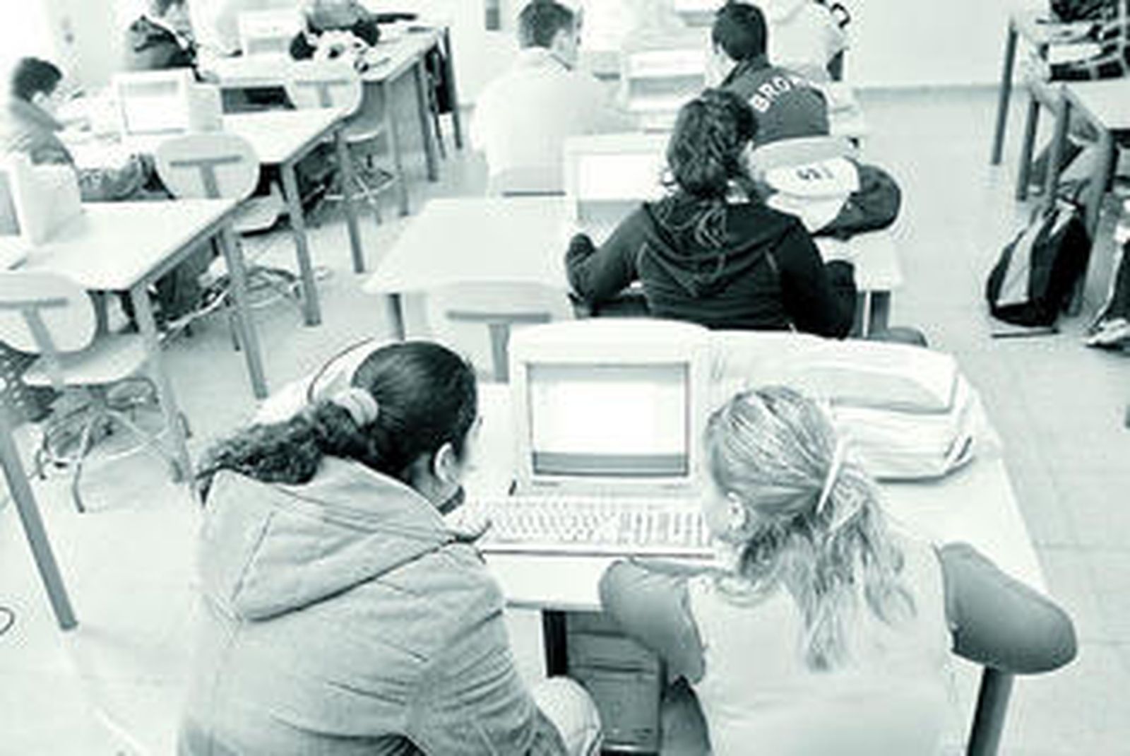 Alumnos de un instituto de la capital en una clase.